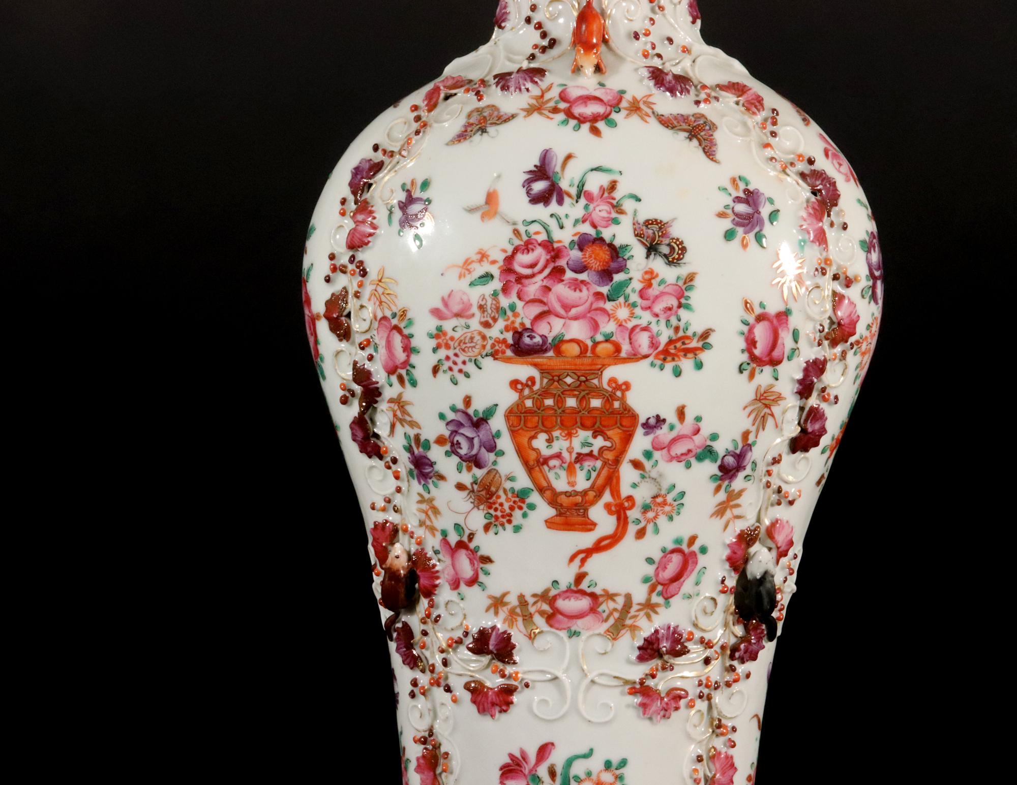 Fine XVIII secolo Porcellana cinese d'esportazione Grande guarnizione di vasi Famille Rose in cinque pezzi in vendita