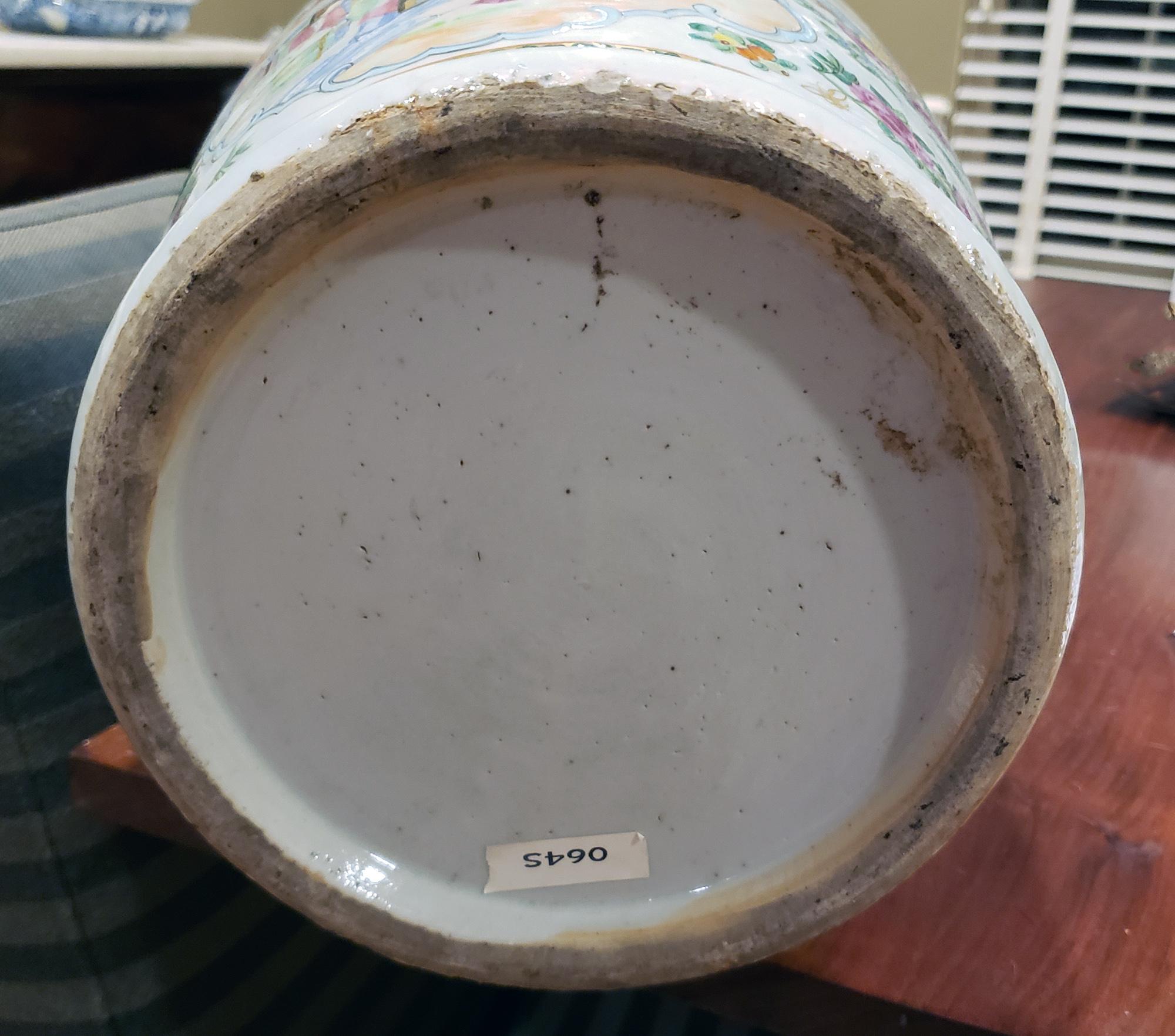 Vases à médaillon en porcelaine d'exportation chinoise,
Vers 1850-65

Les premiers vases en porcelaine à médaillon rose/mandarin rose sur fond de porcelaine blanche sont de la plus haute qualité avec des panneaux façonnés à l'avant et à