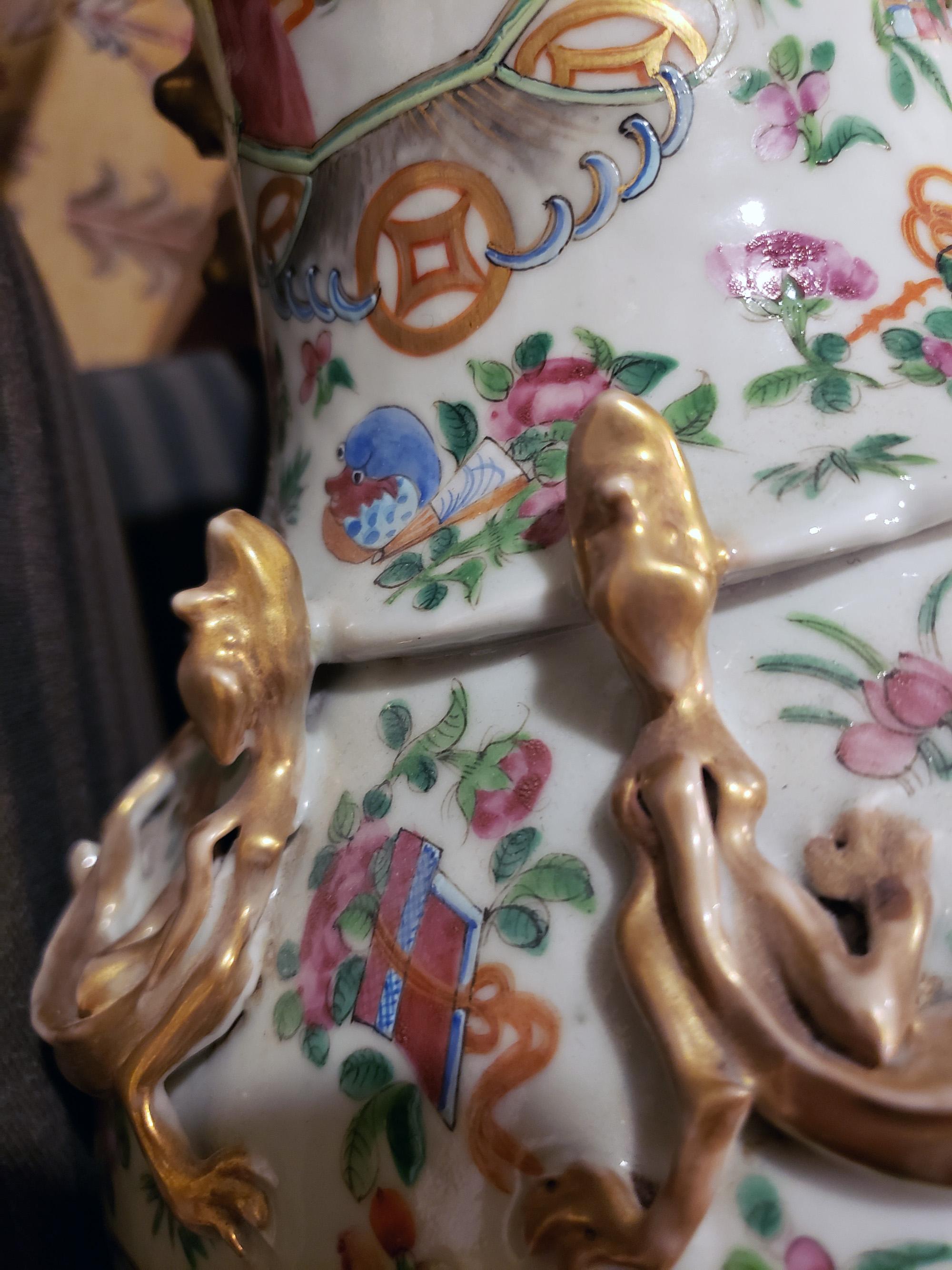 XIXe siècle Grands vases à médaillons roses en porcelaine d'exportation chinoise en vente