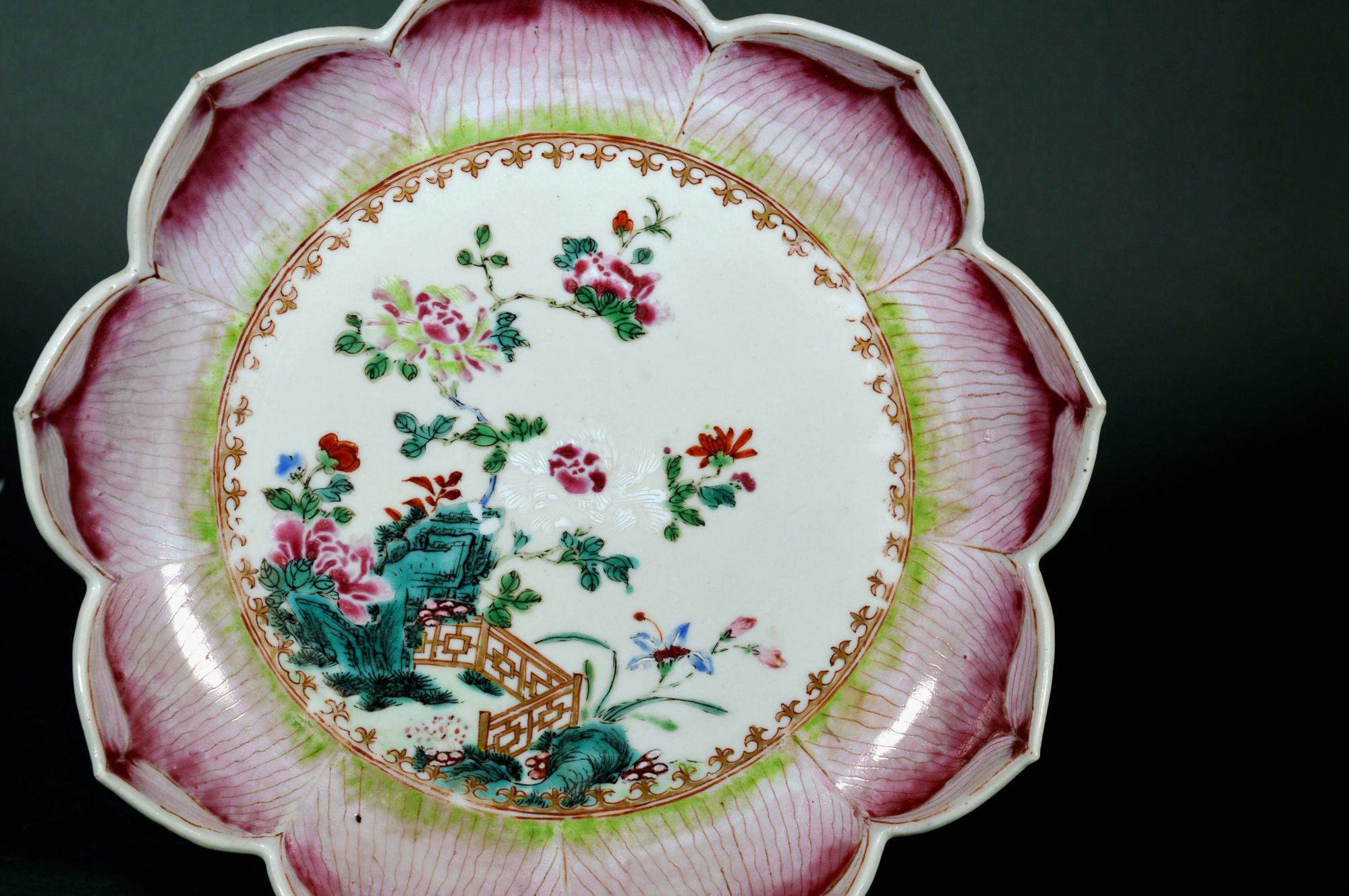Chinese Export Porcelain Lotus Leaf-Shaped Dish In Good Condition For Sale In Downingtown, PA
