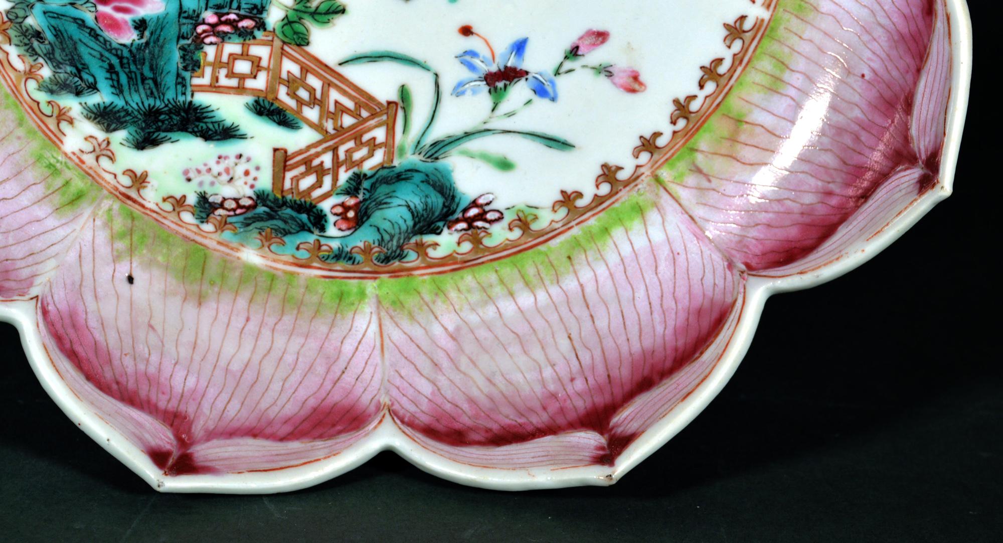 Chinois Plat en porcelaine d'exportation chinoise en forme de feuille de lotus en vente