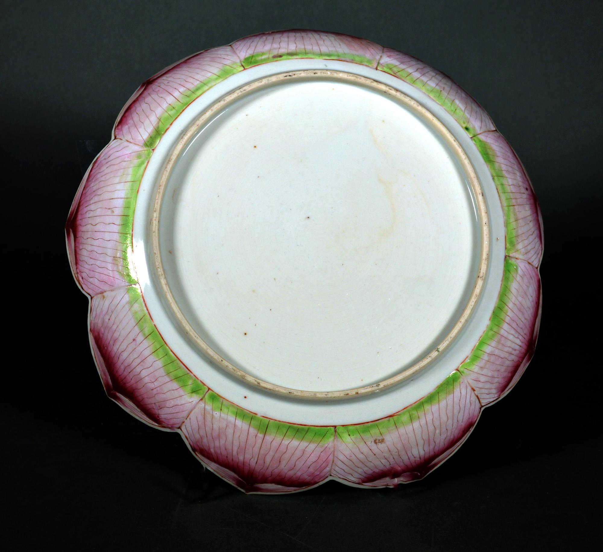 Plat en porcelaine d'exportation chinoise en forme de feuille de lotus Bon état - En vente à Downingtown, PA