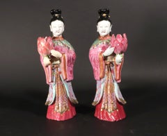 Chinesische Export-Porzellan-Mädchen-Lotus-Kerzenleuchter, ein Paar