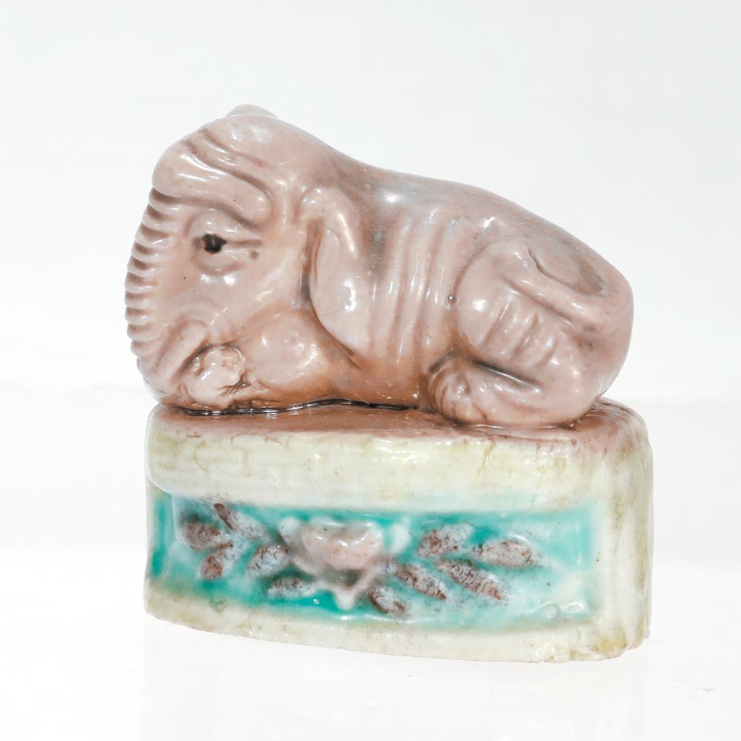 Ein feines chinesisches Export-Porzellan-Figurine.

In Form eines liegenden Elefanten, der auf einem ovalen Sockel ruht, mit einem Blumenmuster auf beiden Seiten.

Auf dem Sockel für China gestempelt.

Einfach eine wunderbare Figur!

Datum:
20.