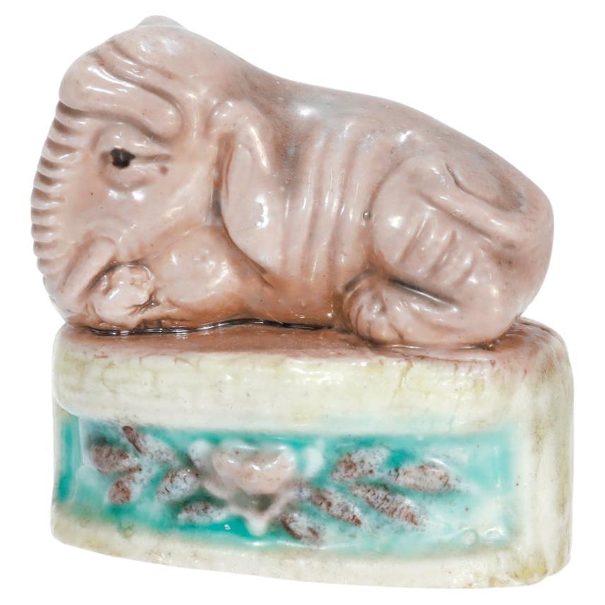 Figurine d'éléphant miniature en porcelaine d'exportation chinoise