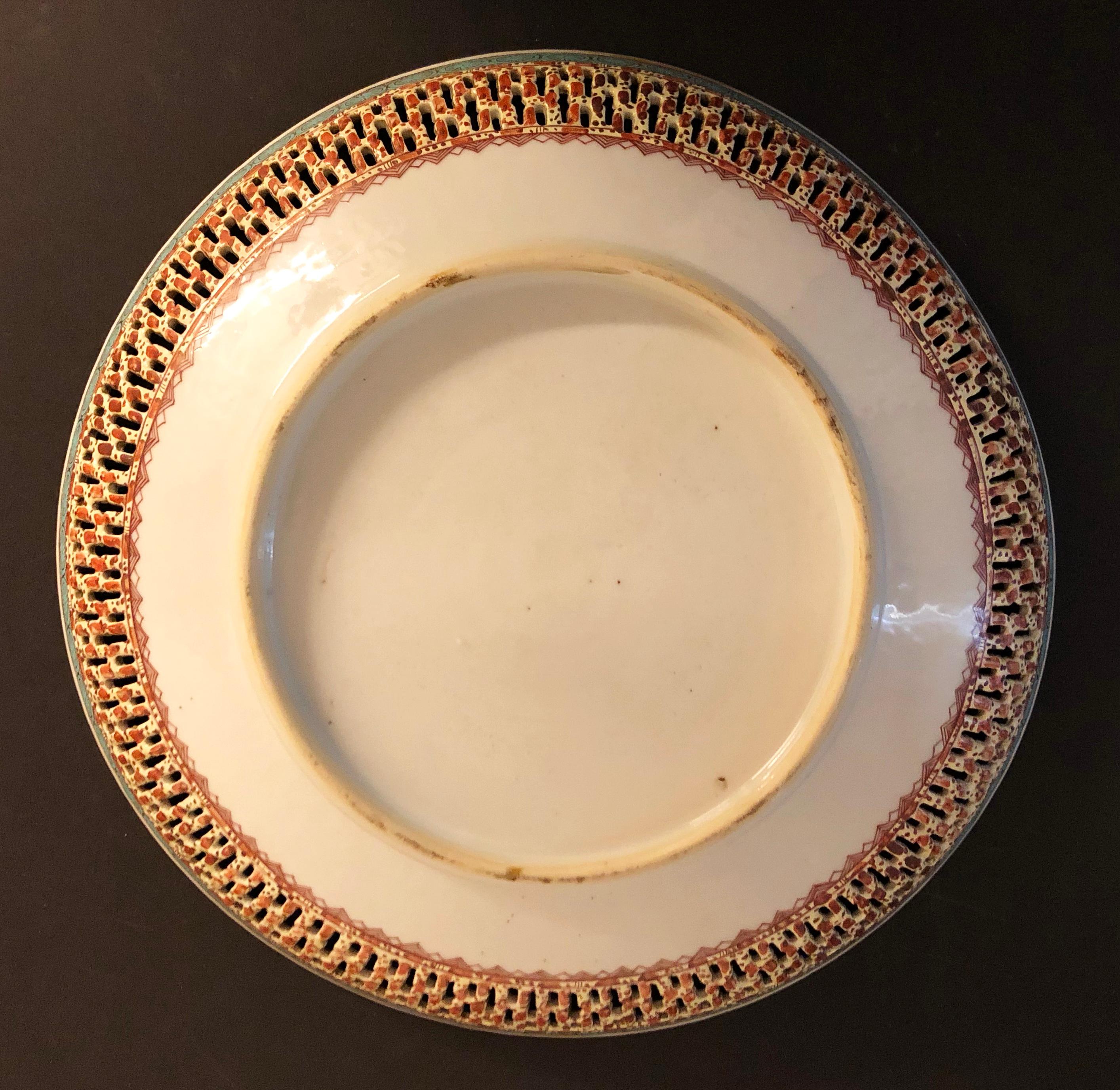 Chinese Export Porcelain Openwork Dish from the Qianlong Period In Excellent Condition For Sale In Hilversum, NL