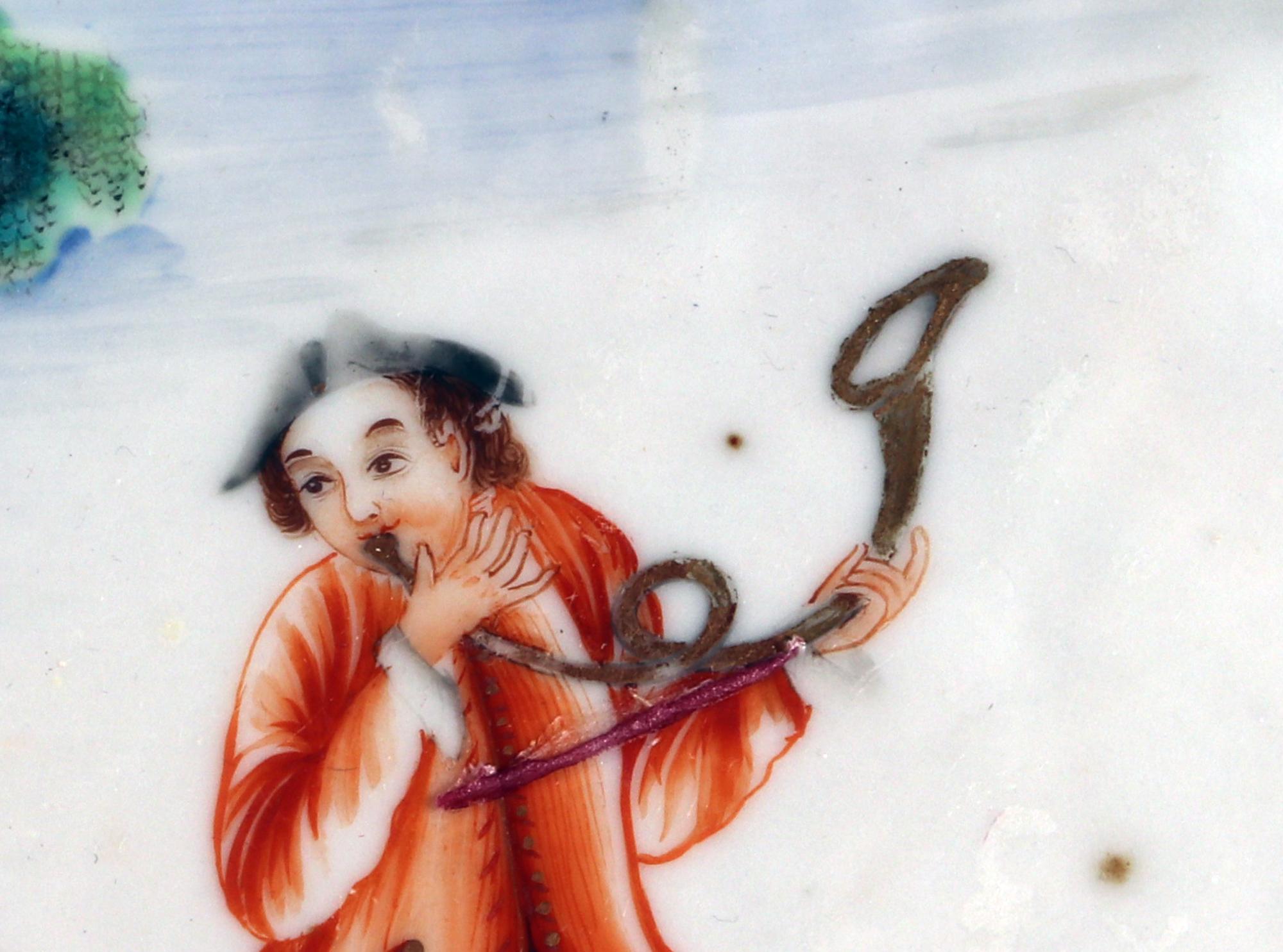 Plat ovale en porcelaine d'exportation chinoise à sujet européen,
Figures européennes de chasseurs et de chiens de chasse,
Circa 1765-85

Le plat en porcelaine d'exportation chinoise est peint en émaux 