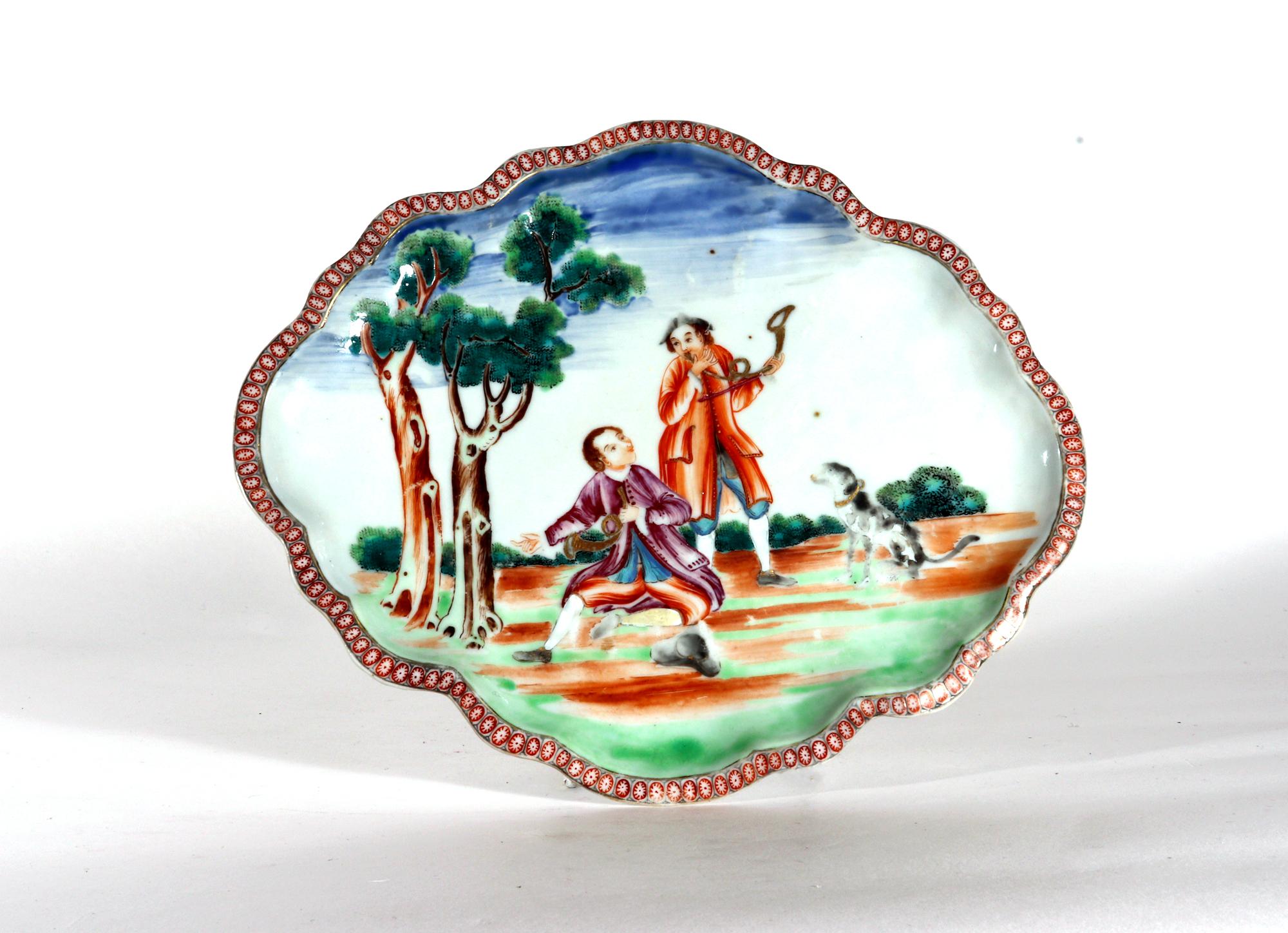 XVIIIe siècle Plat ovale en porcelaine d'exportation chinoise avec des figures européennes de chasseurs et de chiens de chasse en vente