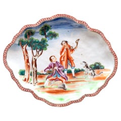 Plat ovale en porcelaine d'exportation chinoise avec des figures européennes de chasseurs et de chiens de chasse