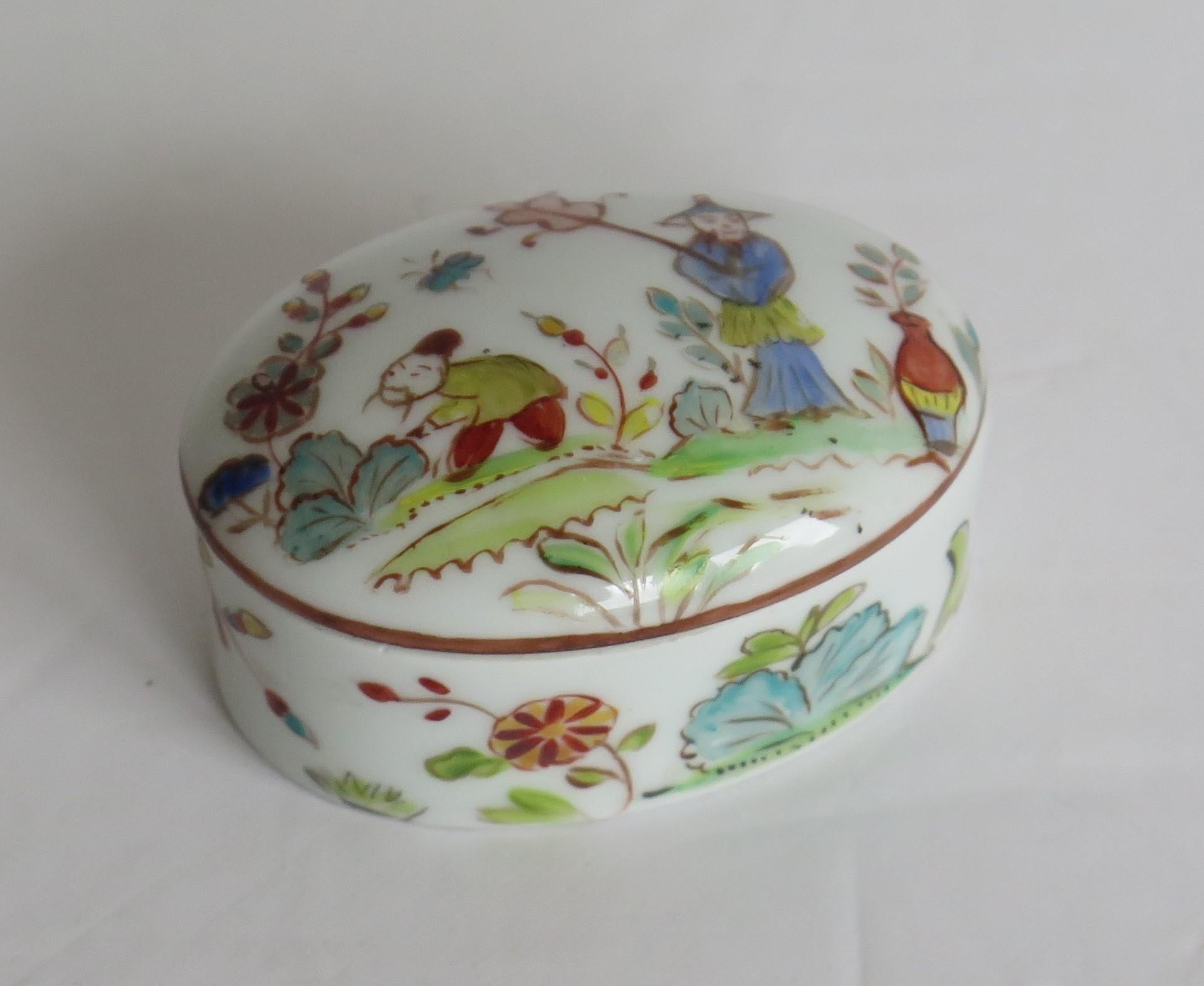 Boîte à couvercle ovale en porcelaine d'exportation chinoise peinte à la main, vers 1920 en vente 2
