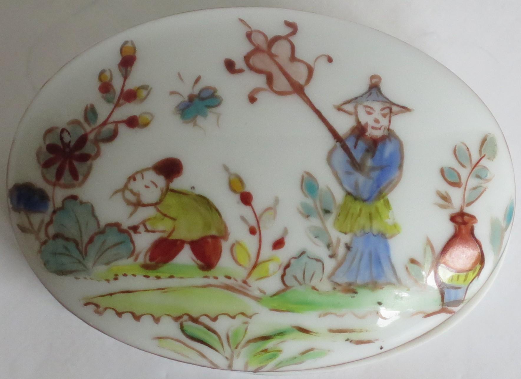 Boîte à couvercle ovale en porcelaine d'exportation chinoise peinte à la main, vers 1920 en vente 4