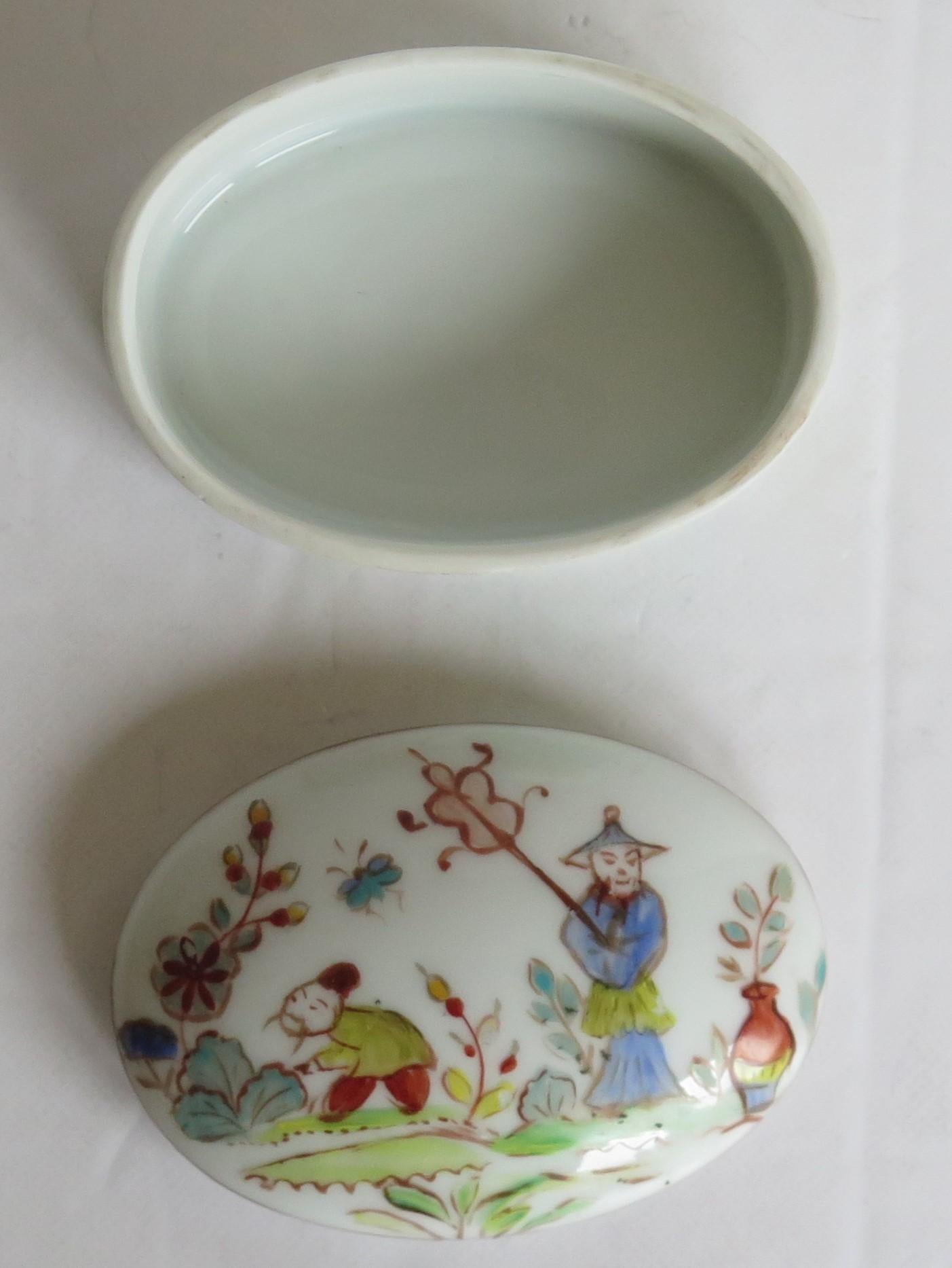 Boîte à couvercle ovale en porcelaine d'exportation chinoise peinte à la main, vers 1920 en vente 5