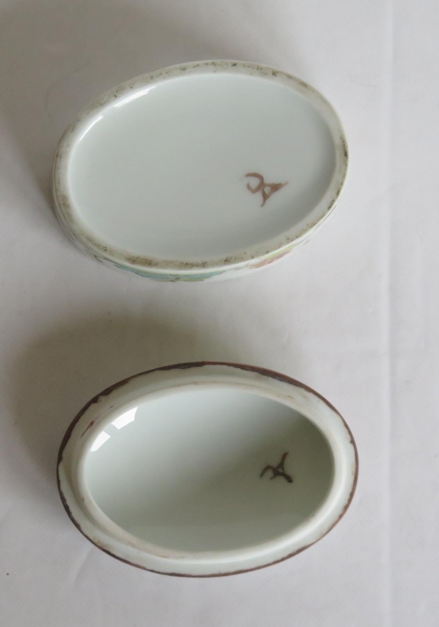 Boîte à couvercle ovale en porcelaine d'exportation chinoise peinte à la main, vers 1920 en vente 6