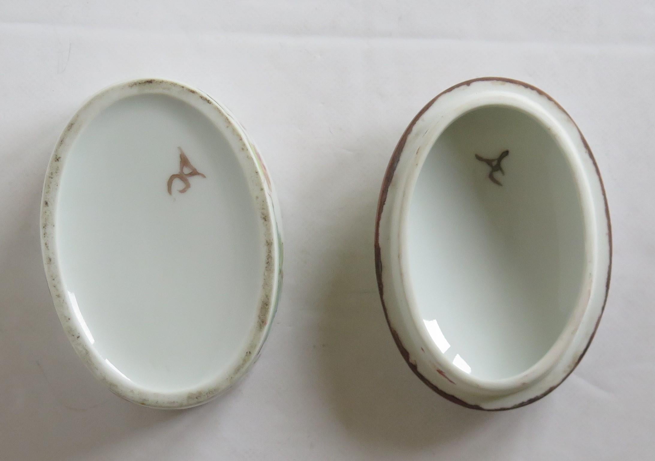 Boîte à couvercle ovale en porcelaine d'exportation chinoise peinte à la main, vers 1920 en vente 7