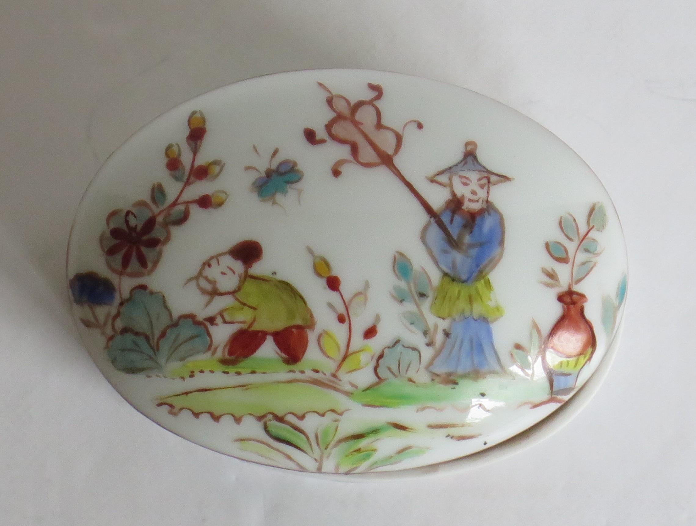Voici une boîte très décorative en porcelaine de forme ovale avec couvercle, fabriquée en Chine, vers 1920. 

La boîte est bien empotée et de forme ovale, le couvercle étant bombé.

La boîte est bien peinte à la main dans la palette de la