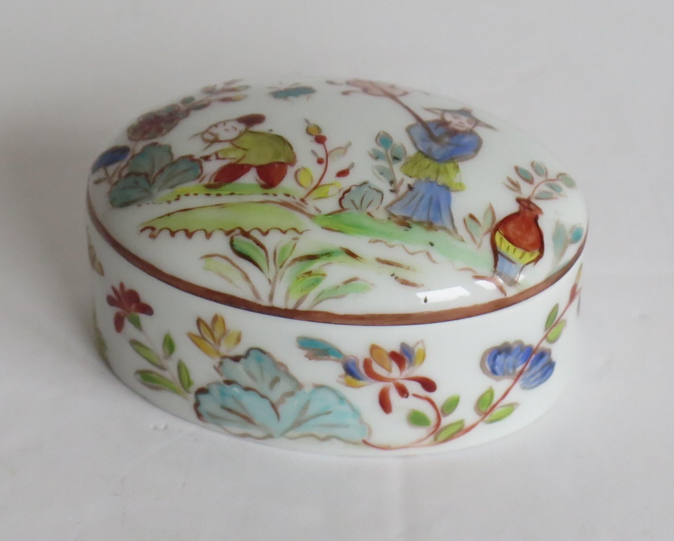 Exportation chinoise Boîte à couvercle ovale en porcelaine d'exportation chinoise peinte à la main, vers 1920 en vente