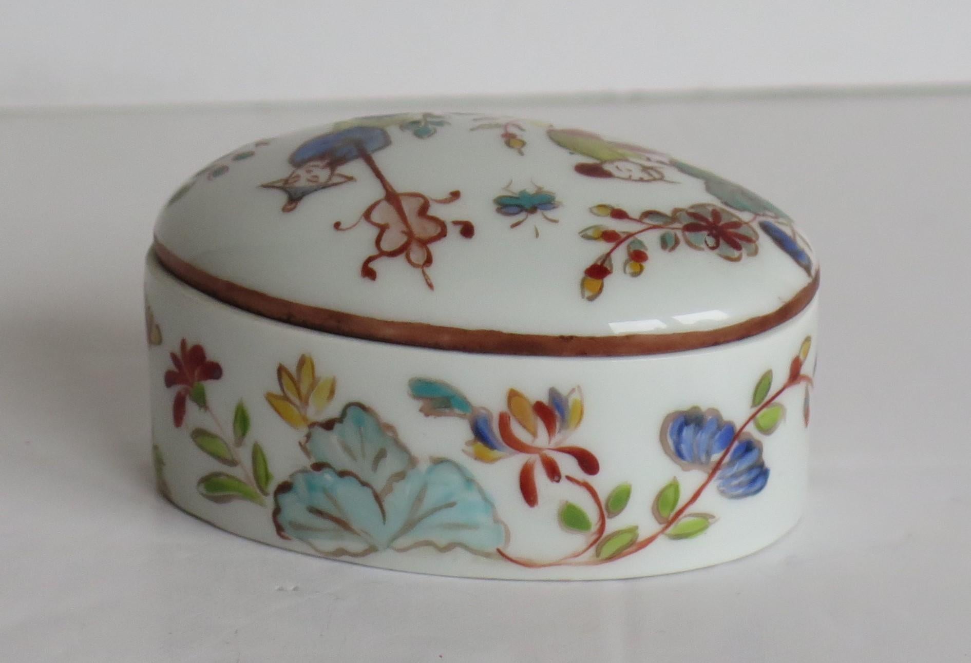 Chinois Boîte à couvercle ovale en porcelaine d'exportation chinoise peinte à la main, vers 1920 en vente
