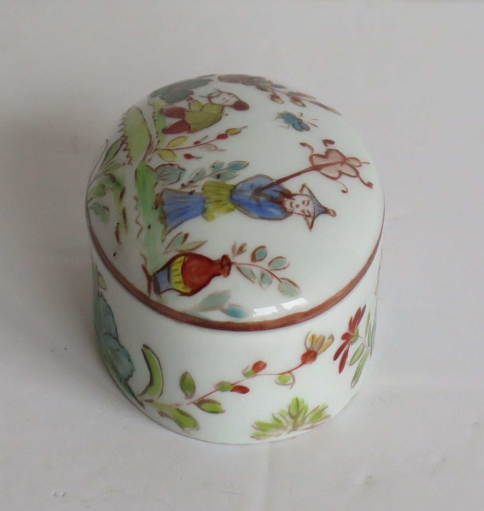 Porcelaine Boîte à couvercle ovale en porcelaine d'exportation chinoise peinte à la main, vers 1920 en vente
