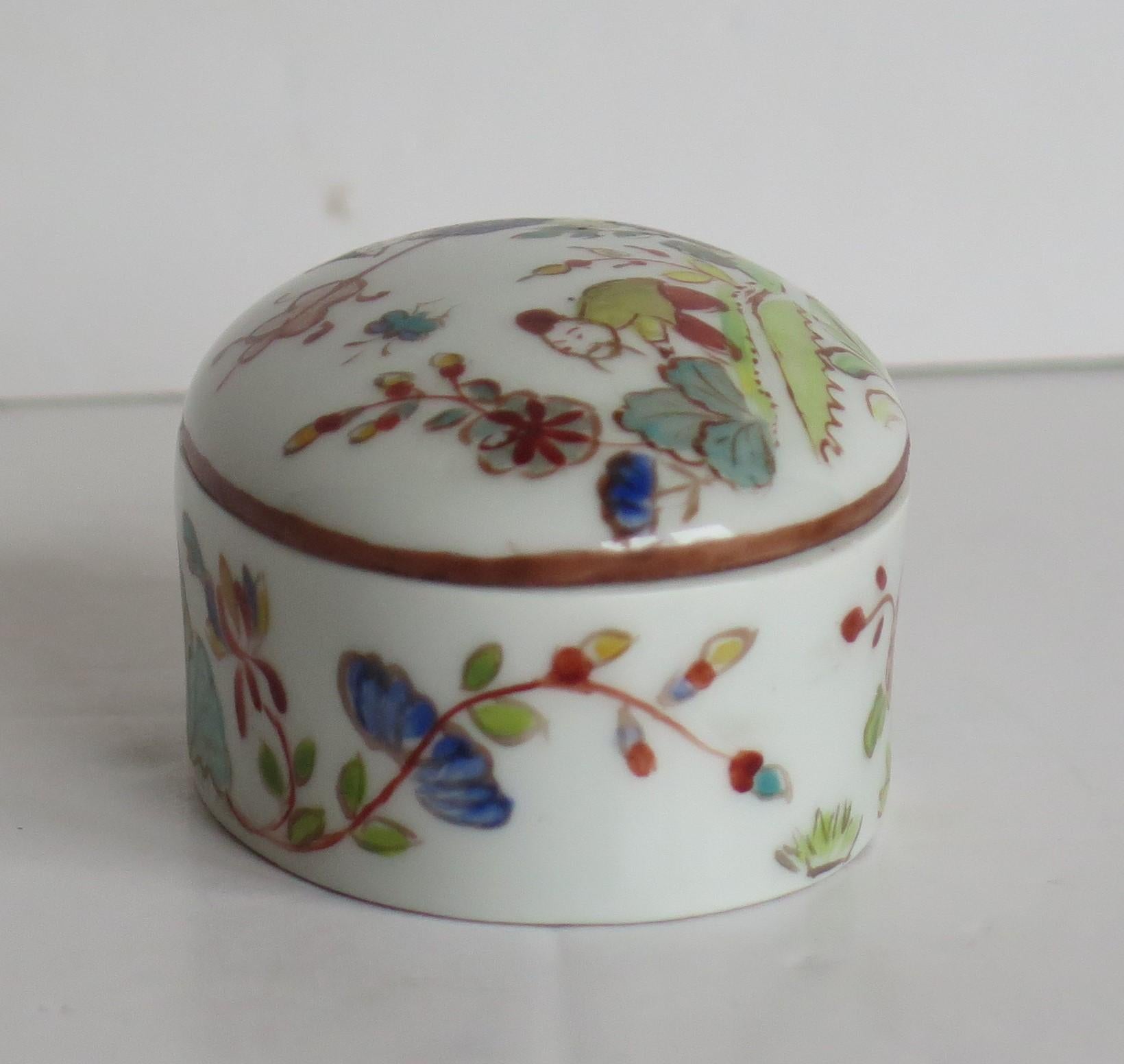 Boîte à couvercle ovale en porcelaine d'exportation chinoise peinte à la main, vers 1920 en vente 1