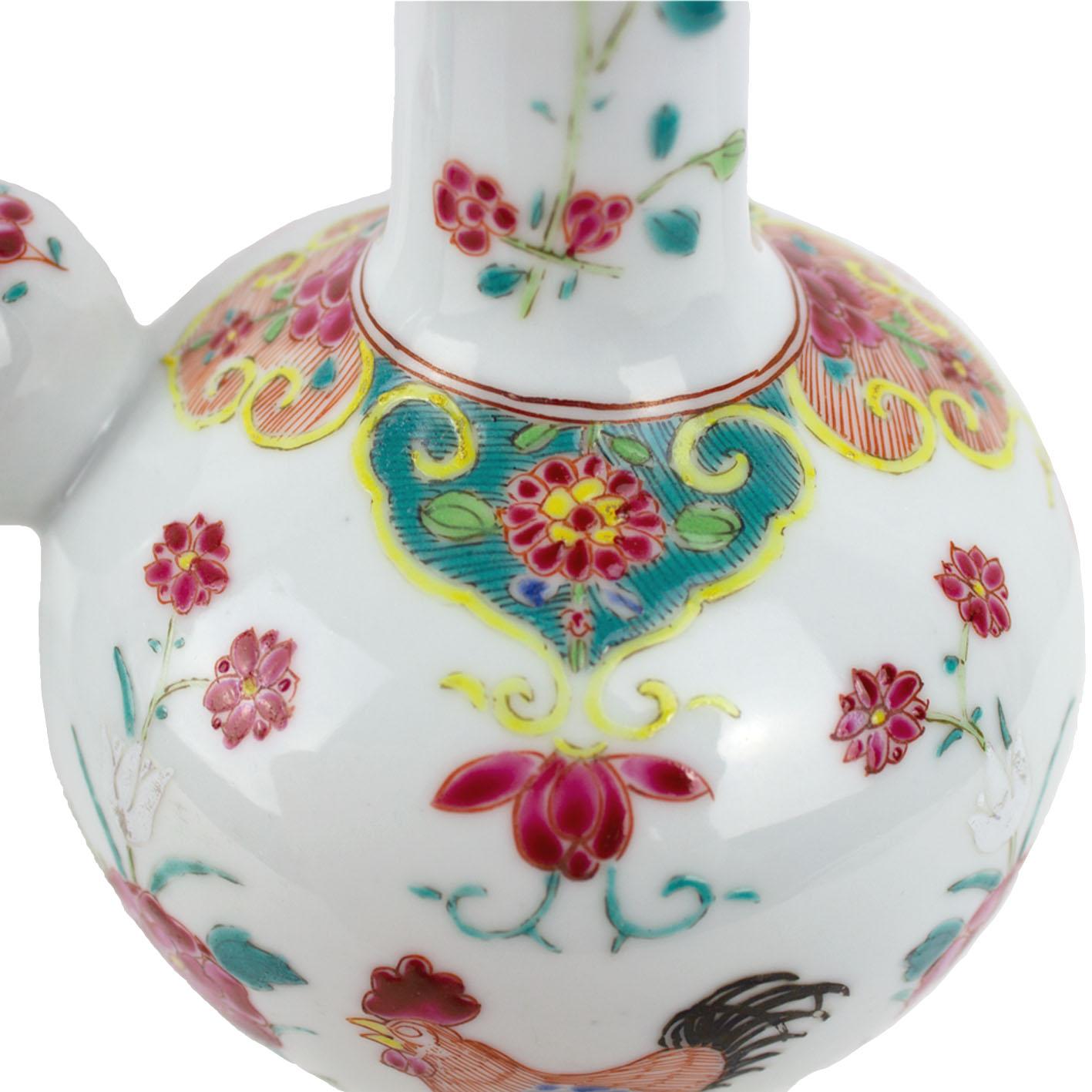 A Chinese porcelain pair of kendis, East India Company, Qianlong Period (1736-1795). Polychrome Famille Rose decoration depicting floral motifs and a cock in the middle of both sides. It’s rare to find Chinese porcelain Ain with this animal