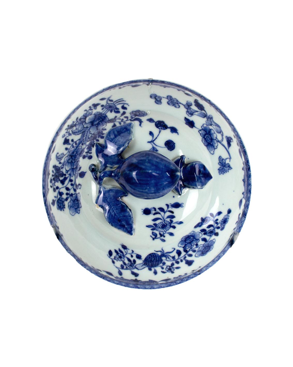 A pair of Chinese Porcelain rounded tureens with cover and platters, East India Company, Qing Dynasty (1644-1912), Qianlong Period (1736-1795). The body of the tureens presents underglaze blue decoration representing floral motifs and geometric