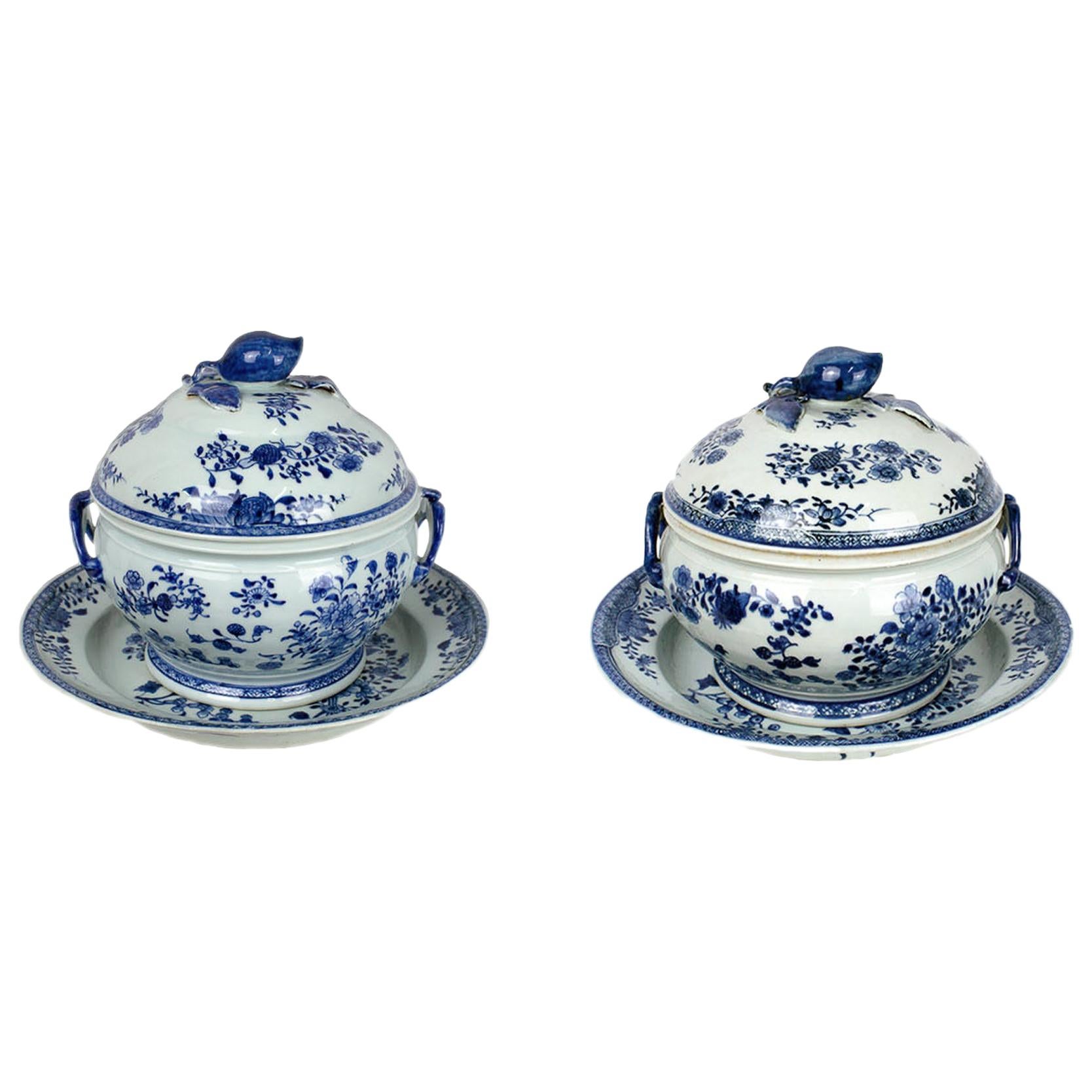 Chinese Export Porcelain Pair of Tureens with Platters, Qianlong For Sale