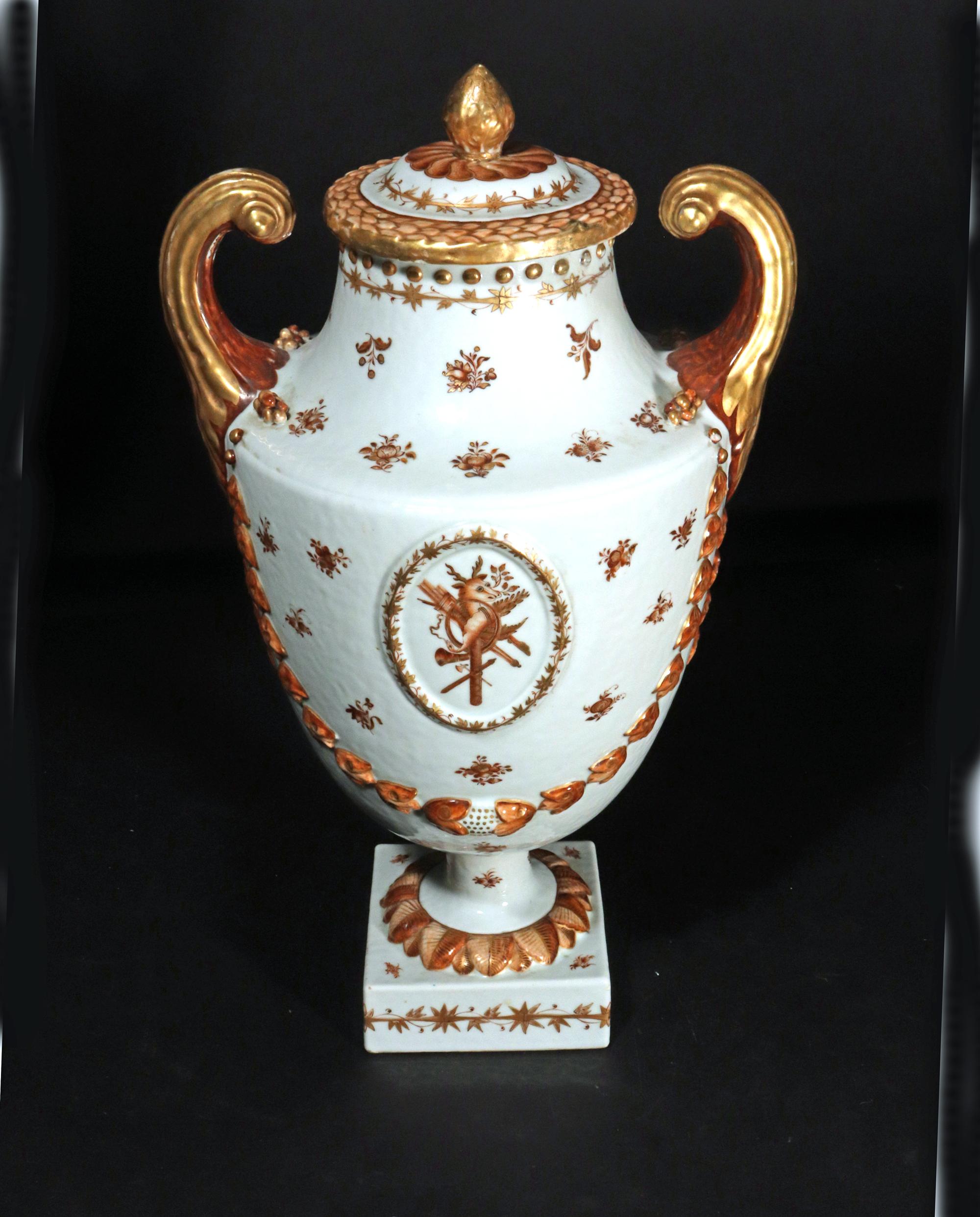 Chinesische Export-Porzellan-Vase mit Pistolengriff und Deckel für den amerikanischen Markt,
Auf dem Sockel datiert 1789.

Die Vase aus chinesischem Exportporzellan ist mit braunen und goldenen Blumen verziert, die über die gesamte Fläche verstreut