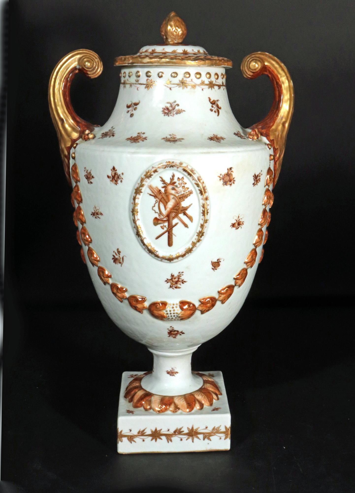 Chinesische Export-Porzellanvase mit Pistolengriff und Deckel für den amerikanischen Markt (George III.) im Angebot
