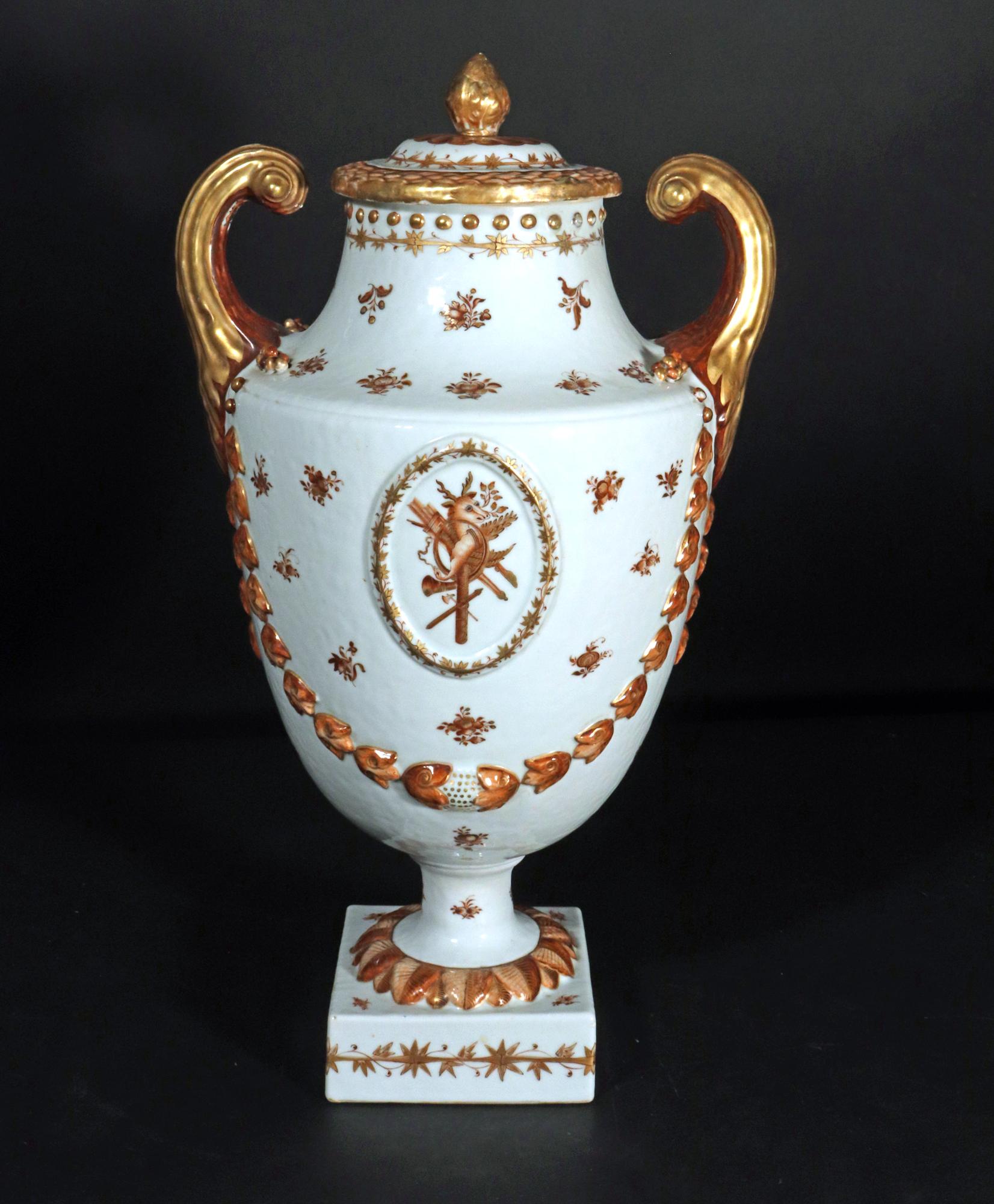 Chinesische Export-Porzellanvase mit Pistolengriff und Deckel für den amerikanischen Markt im Zustand „Gut“ im Angebot in Downingtown, PA