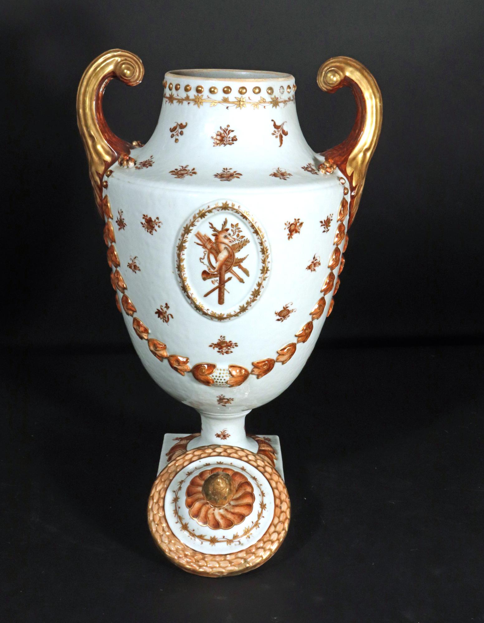 Chinesische Export-Porzellanvase mit Pistolengriff und Deckel für den amerikanischen Markt (Spätes 18. Jahrhundert) im Angebot