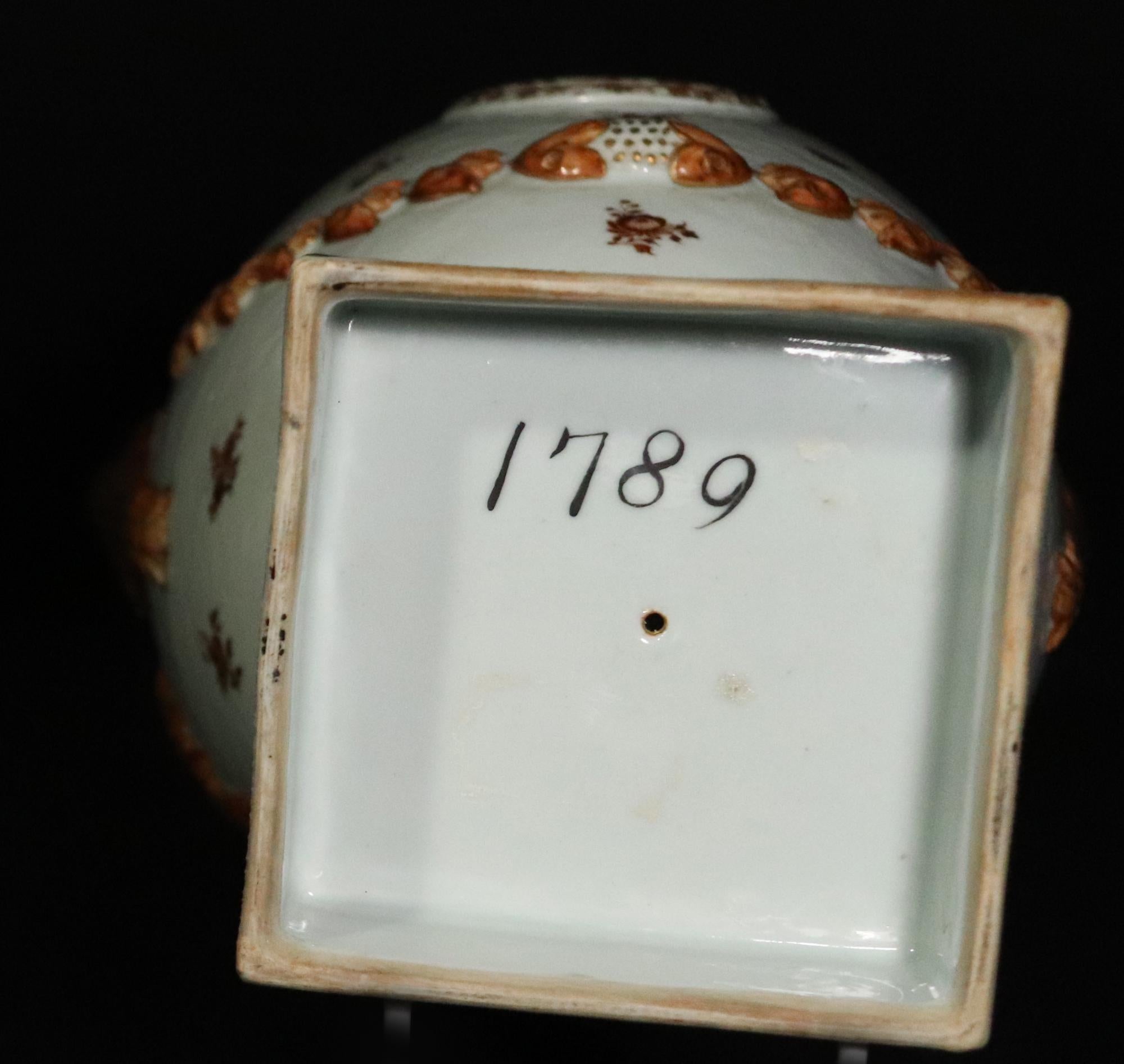 Chinesische Export-Porzellanvase mit Pistolengriff und Deckel für den amerikanischen Markt im Angebot 1