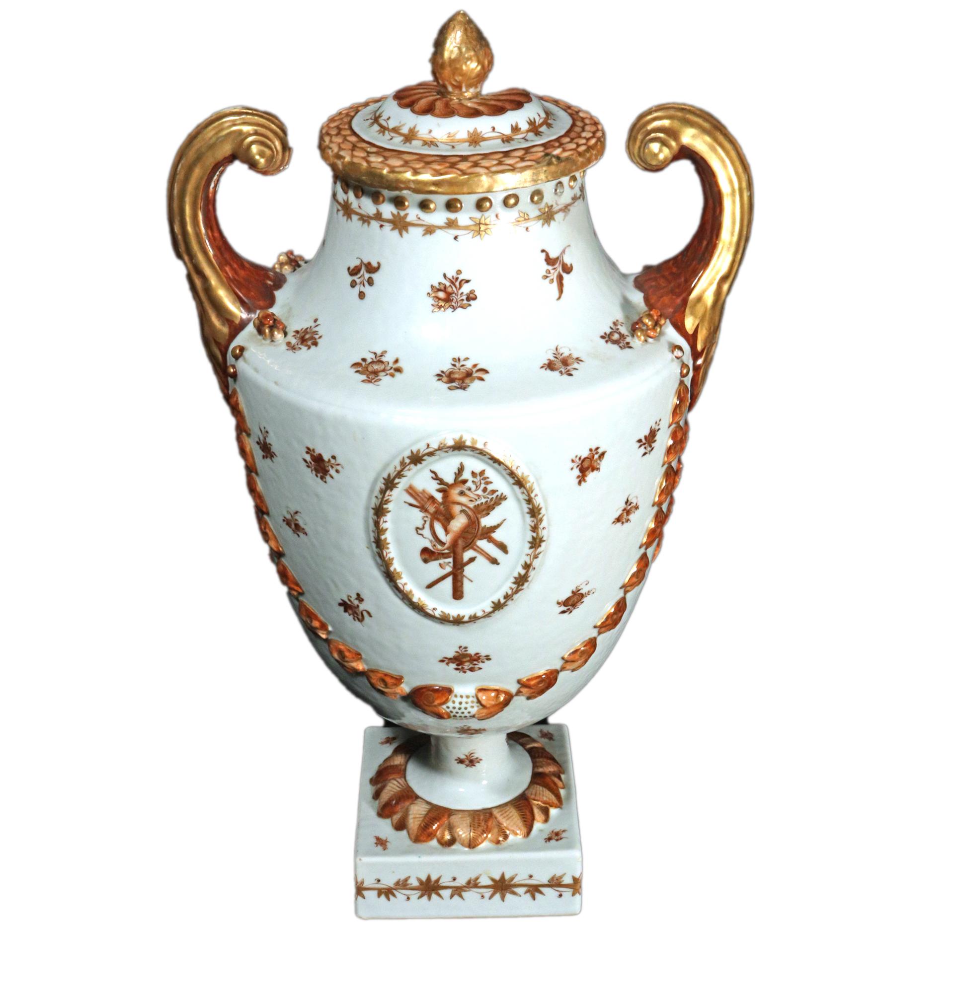 Chinesische Export-Porzellanvase mit Pistolengriff und Deckel für den amerikanischen Markt im Angebot 2
