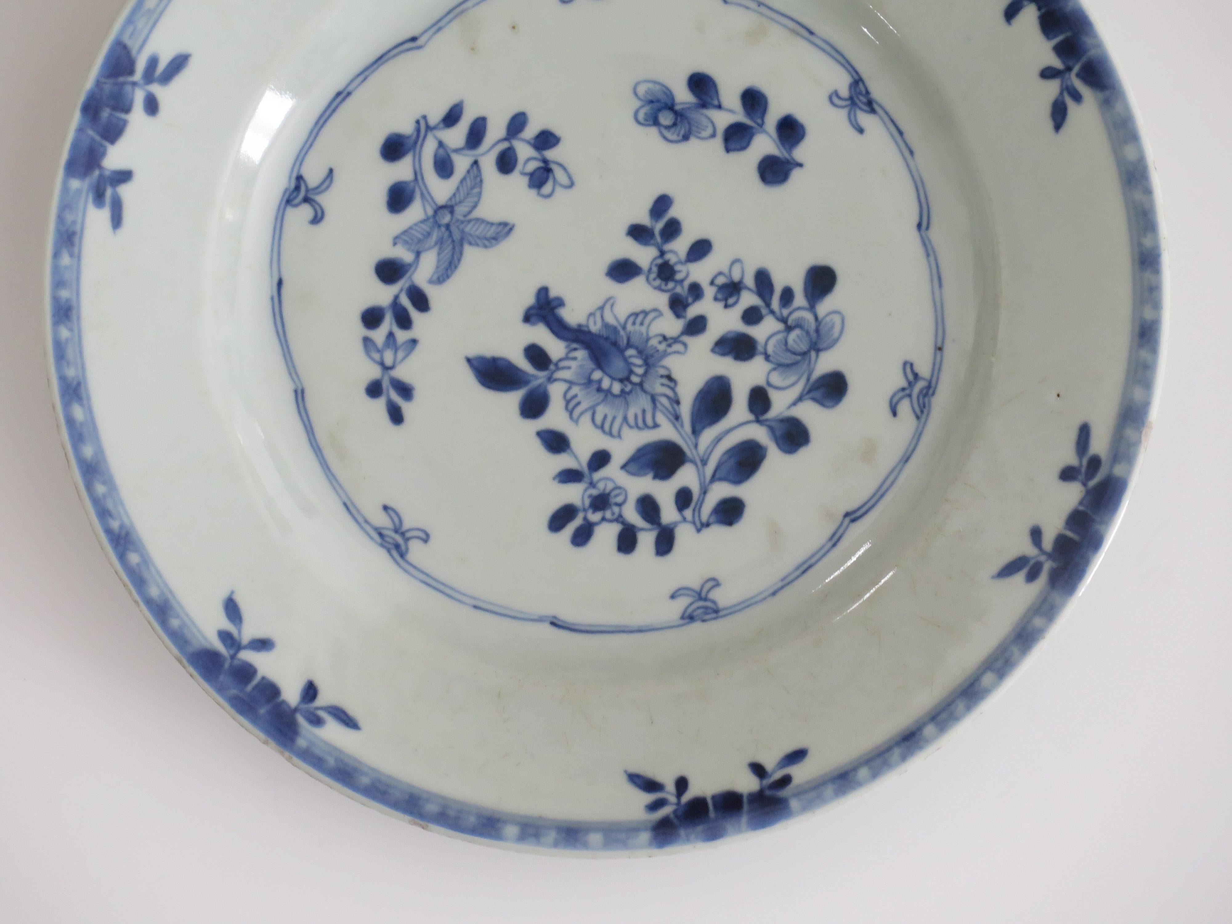 Chinesischer Export Porzellanteller blau-weiß handbemalt, Qing, um 1770 (Qing-Dynastie) im Angebot