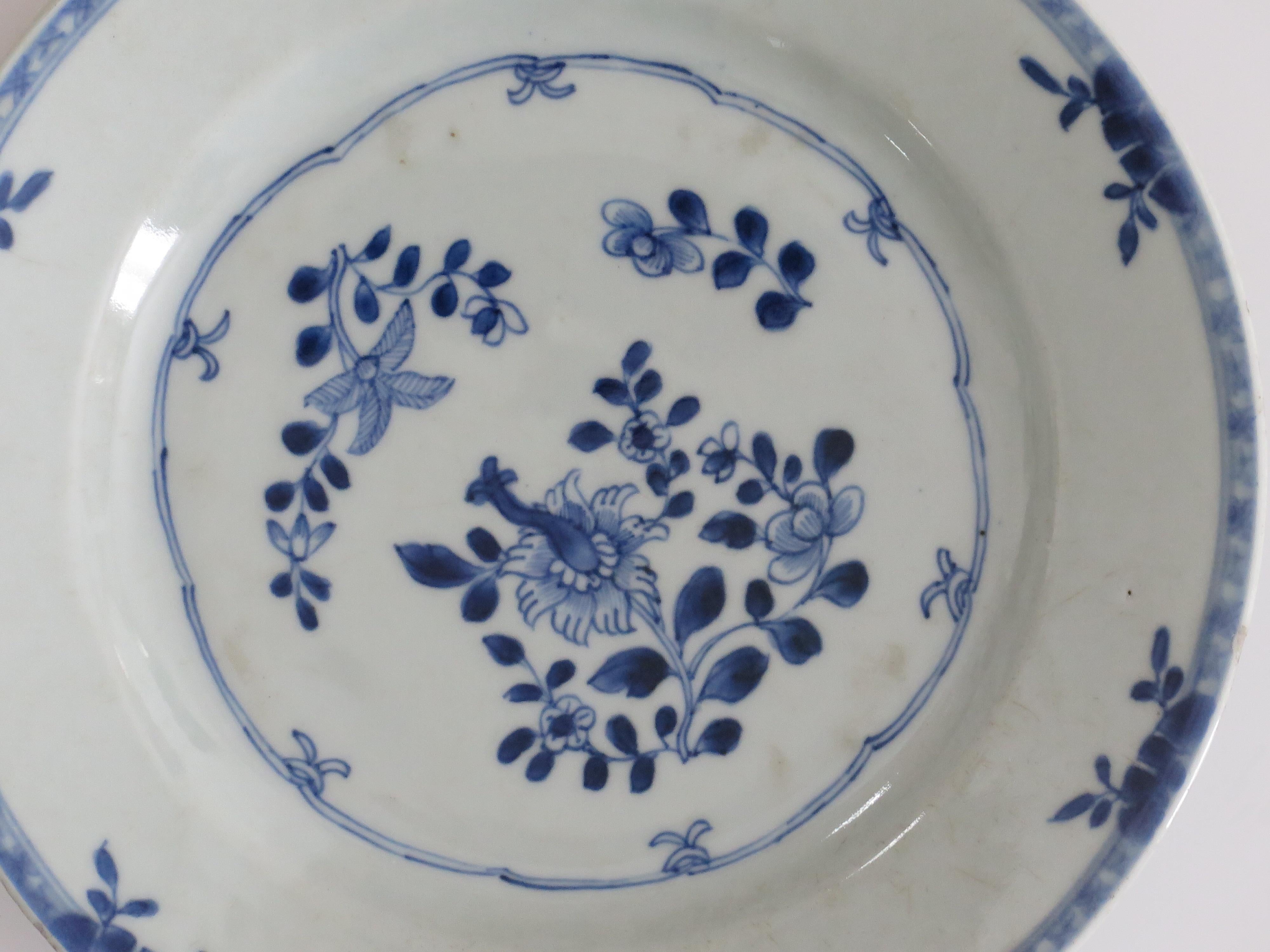 Chinesischer Export Porzellanteller blau-weiß handbemalt, Qing, um 1770 (Handbemalt) im Angebot