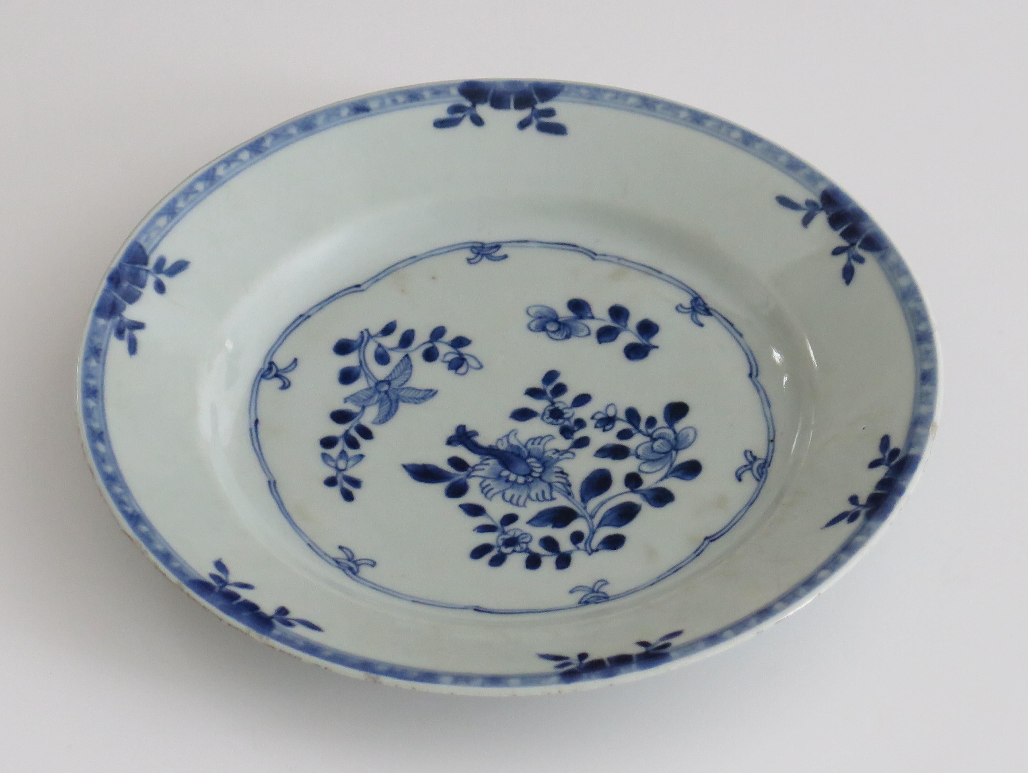 Chinesischer Export Porzellanteller blau-weiß handbemalt, Qing, um 1770 im Zustand „Gut“ im Angebot in Lincoln, Lincolnshire