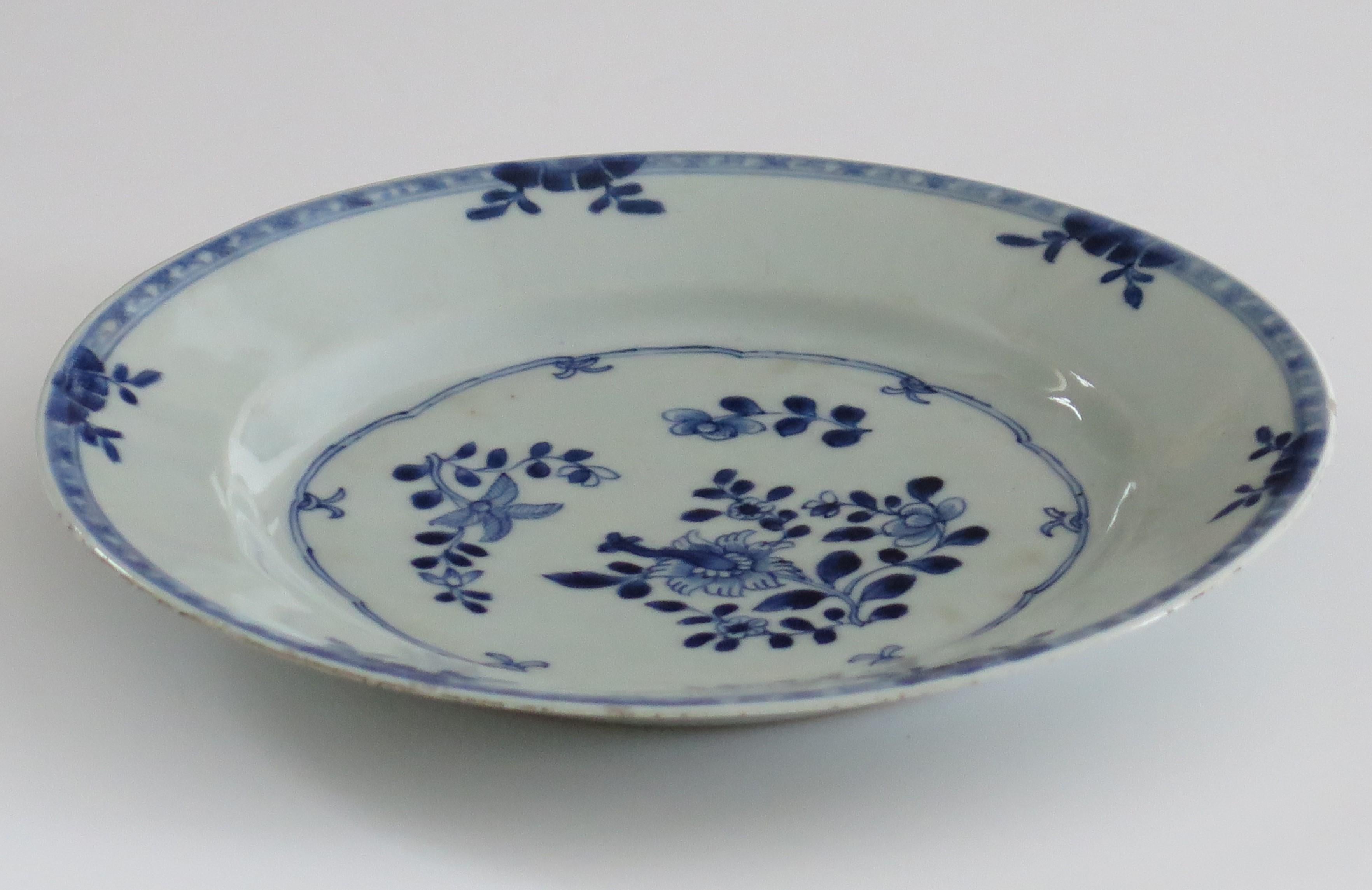 Chinesischer Export Porzellanteller blau-weiß handbemalt, Qing, um 1770 (18. Jahrhundert und früher) im Angebot