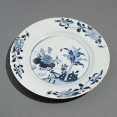 Plato de porcelana china de exportación decorado en azul cobalto bajo vidriado, c. 1720-40