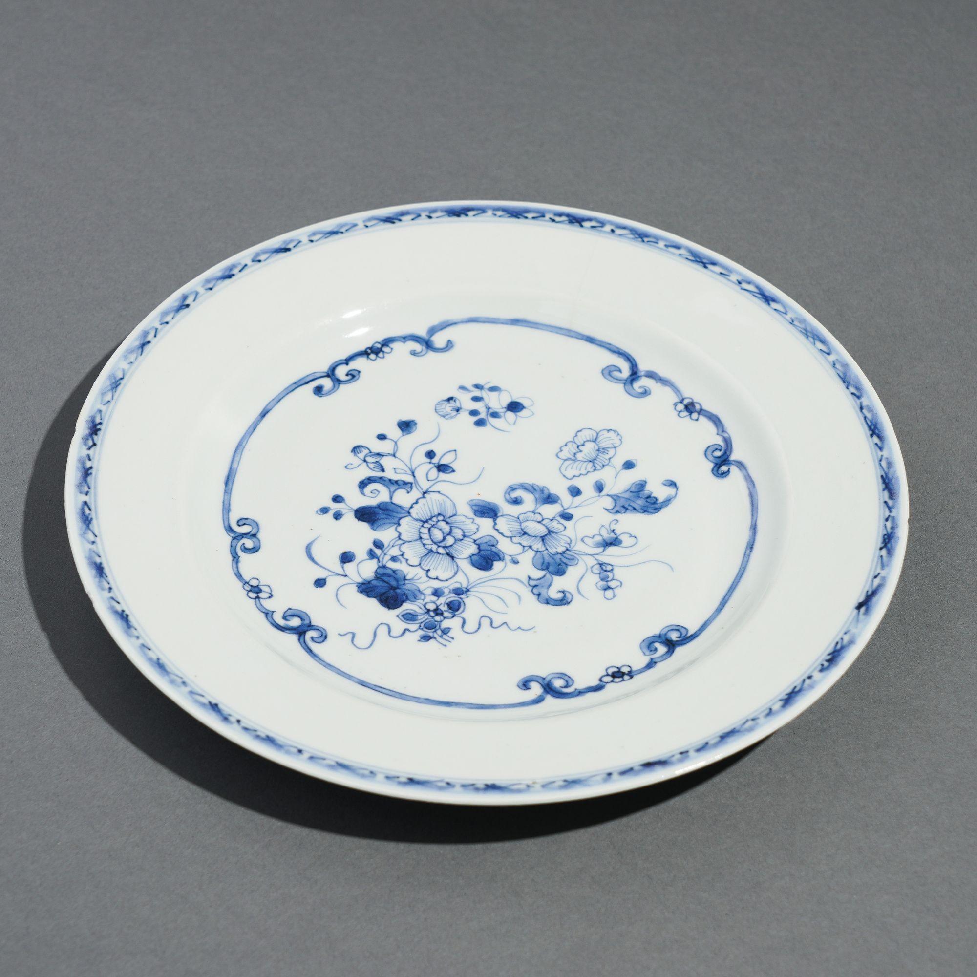 Plato de porcelana china de exportación decorado en azul cobalto bajo vidriado.
China, mediados del siglo XVIII.