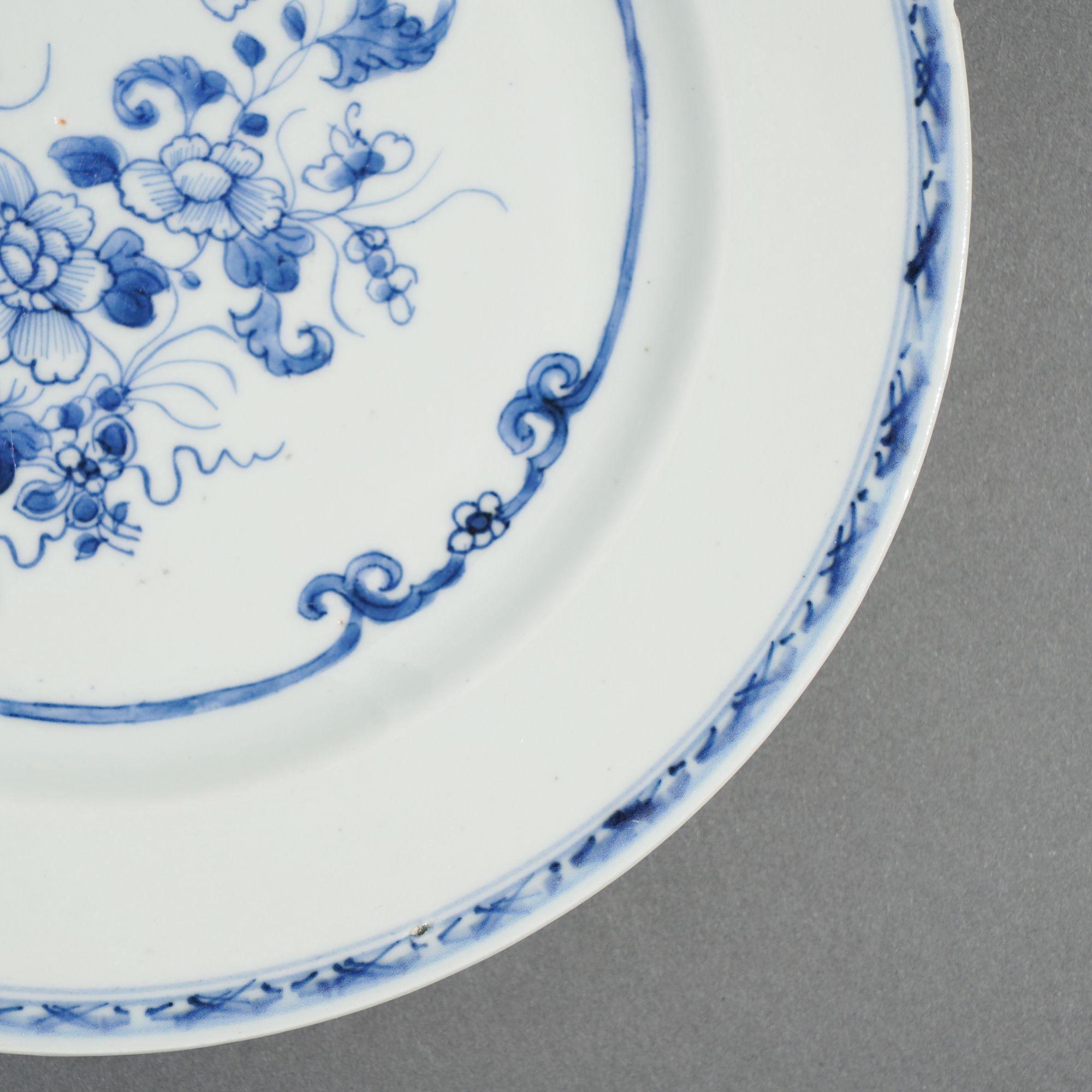 Plato de porcelana china de exportación decorado en azul cobalto bajo vidriado, años 1750 Chino en venta