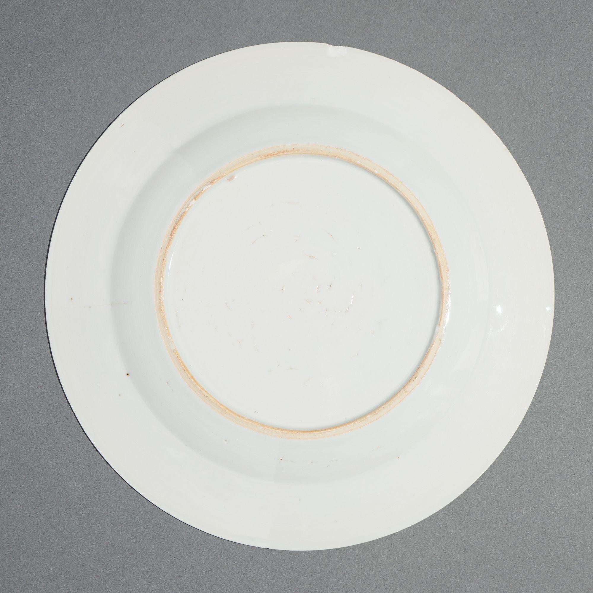 Plato de porcelana china de exportación decorado en azul cobalto bajo vidriado, años 1750 en Bastante bueno estado para la venta en Kenilworth, IL