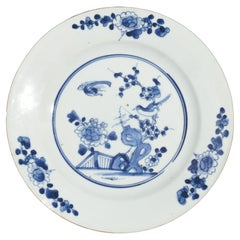 Plato de porcelana china de exportación decorado en azul cobalto bajo vidriado, c. 1750