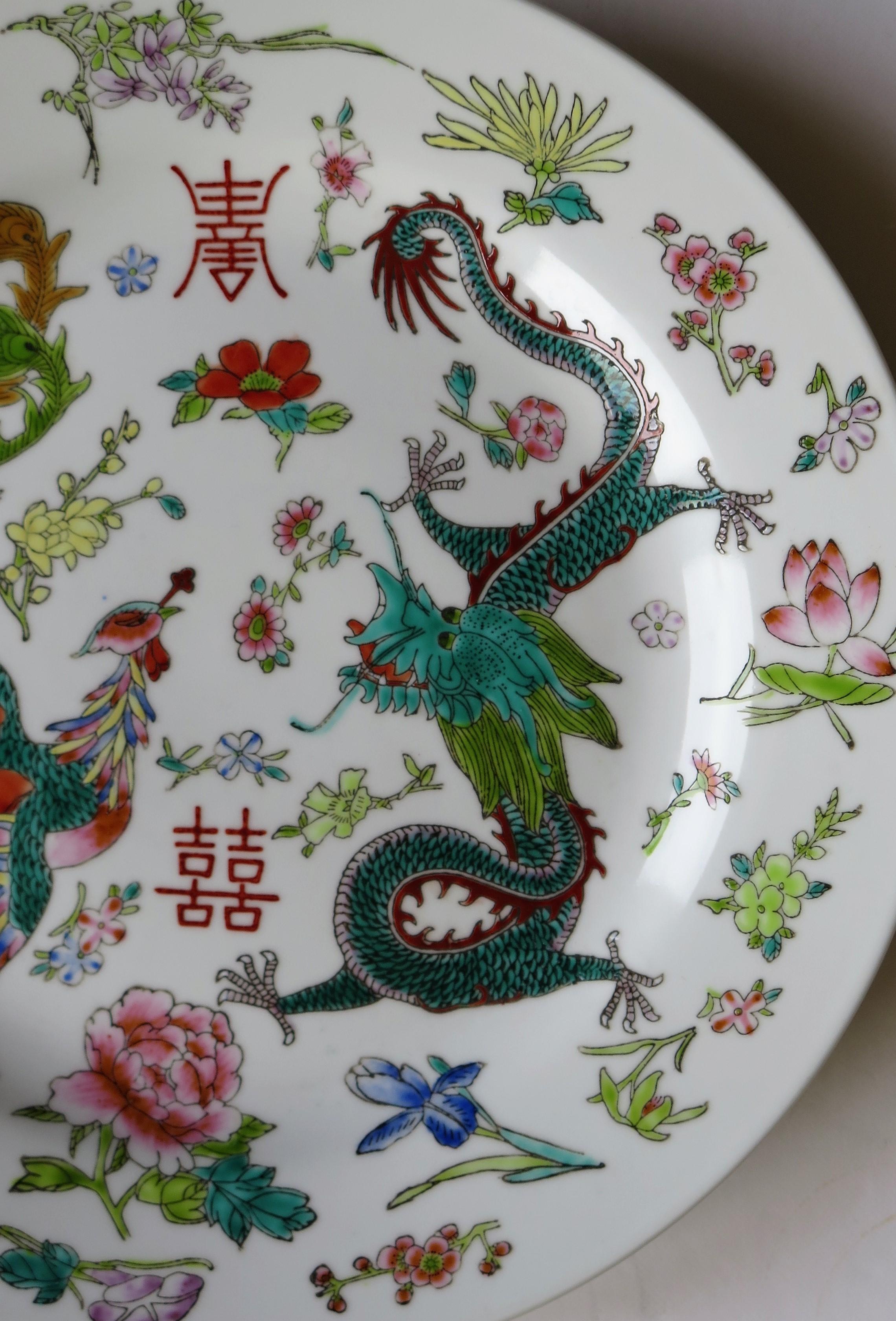 Chinesischer Export-Porzellanteller, handbemalt mit Drachen und Phönix, um 1960 6