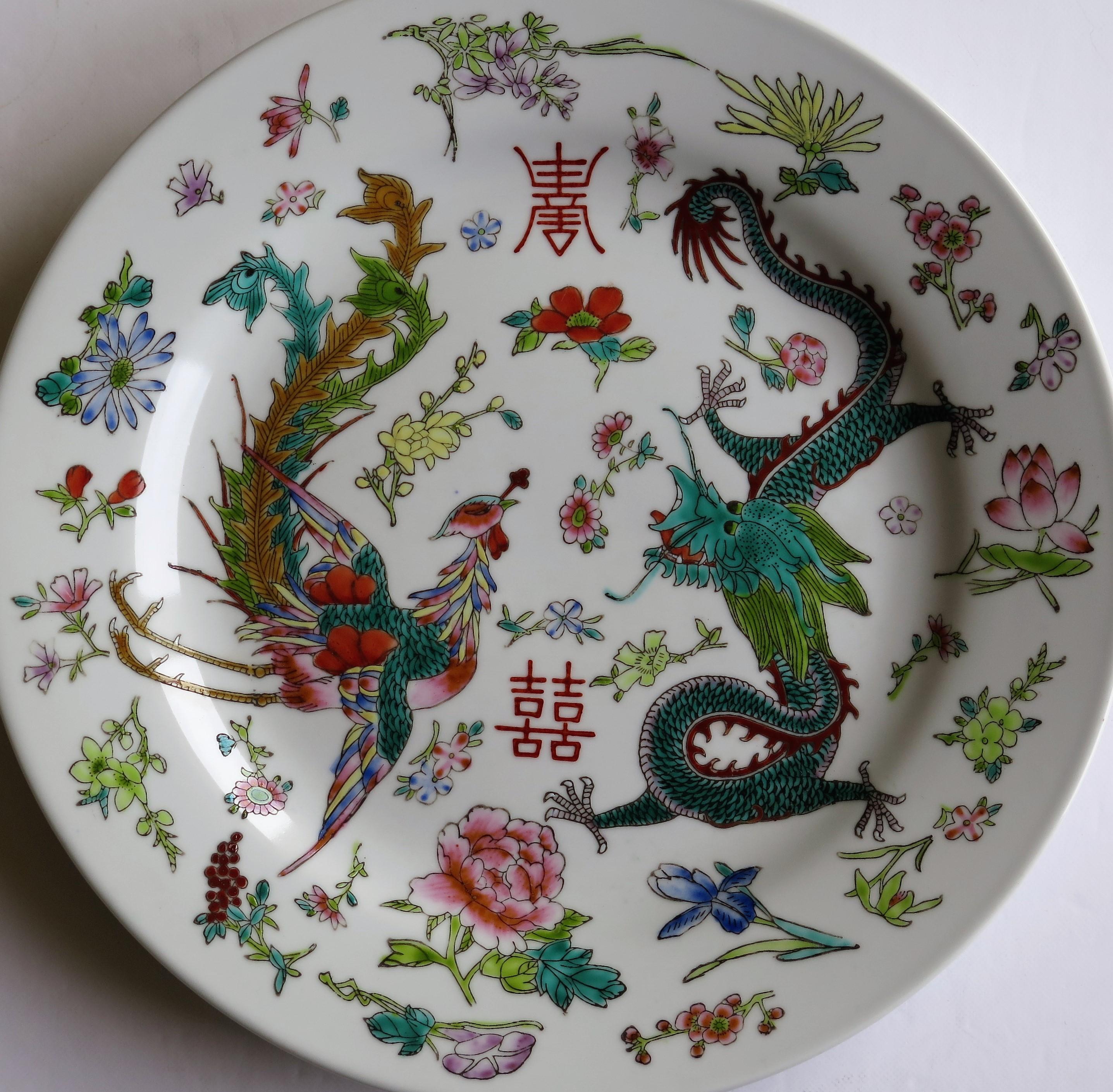 Chinesischer Export-Porzellanteller, handbemalt mit Drachen und Phönix, um 1960 4