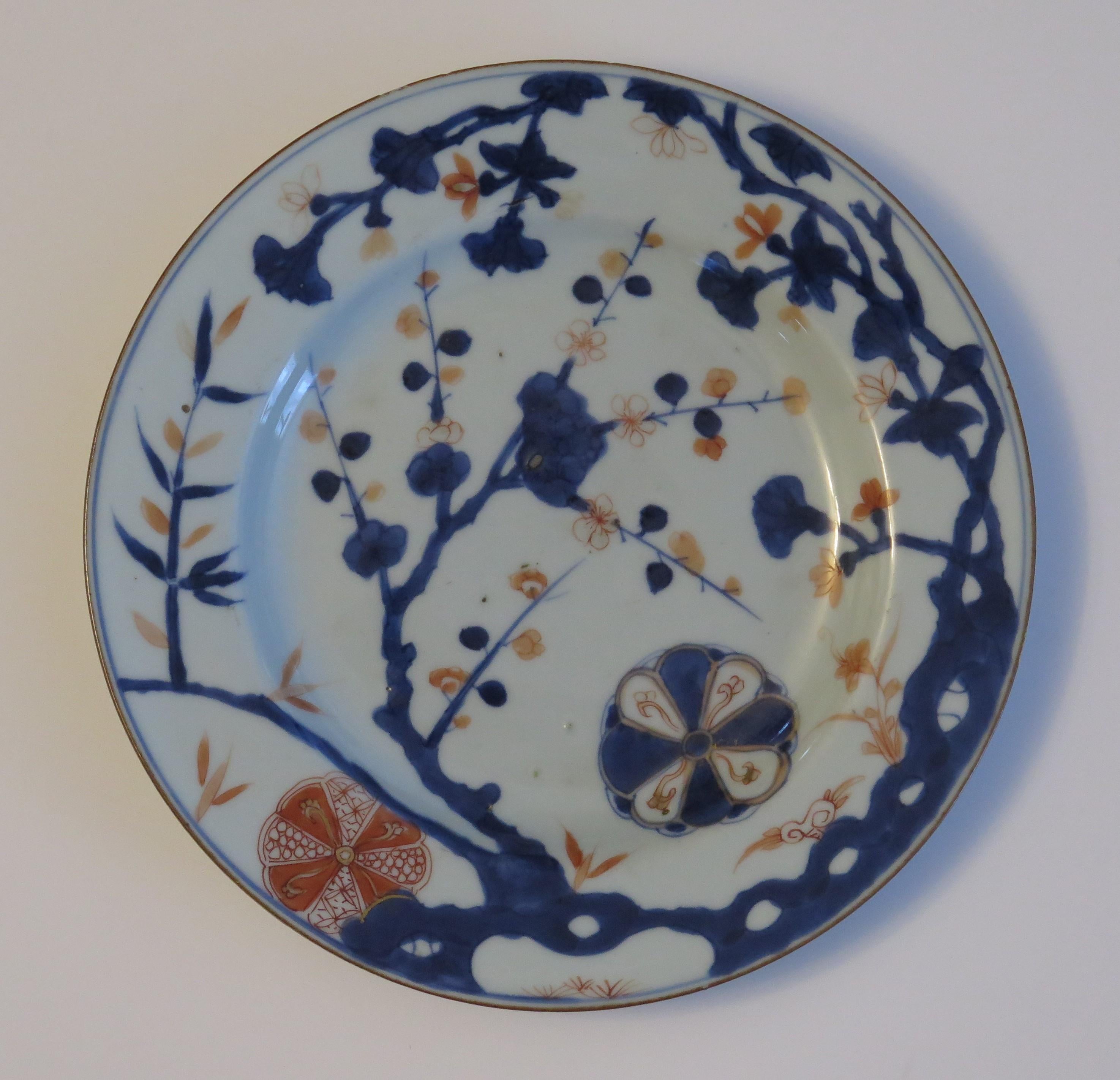 This is a beautifully hand painted Chinese Export porcelain Plate from the Qing, Kangxi period, 1662-1722.

The plate is finely potted with a carefully cut base rim and a lovely rich glassy, white glaze with a light blue tinge.

The plate is