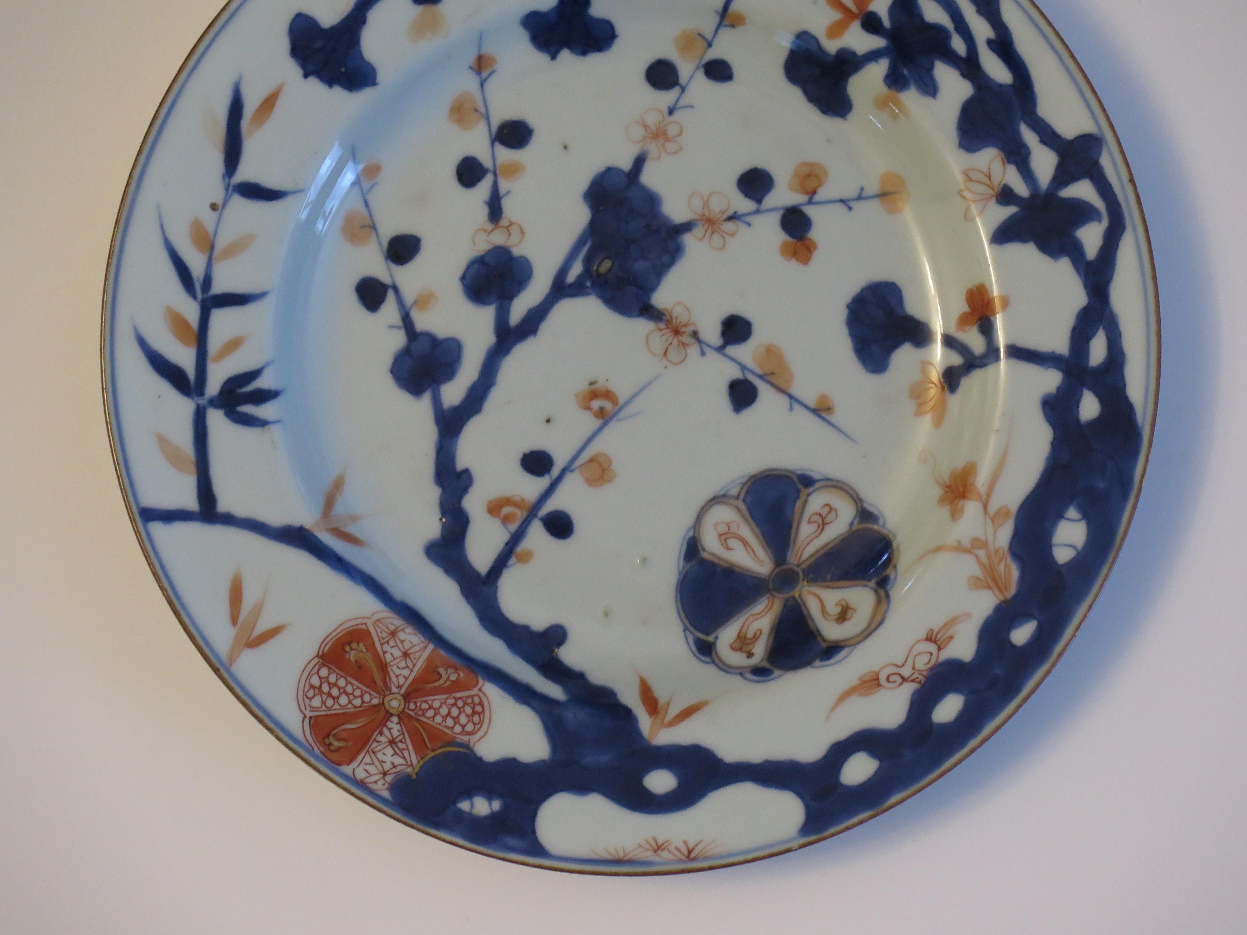 Hand-Painted Chinese Export Porcelain Plate Kakiemon-Imari decoration, Qing Kangxi Ca 1700  For Sale