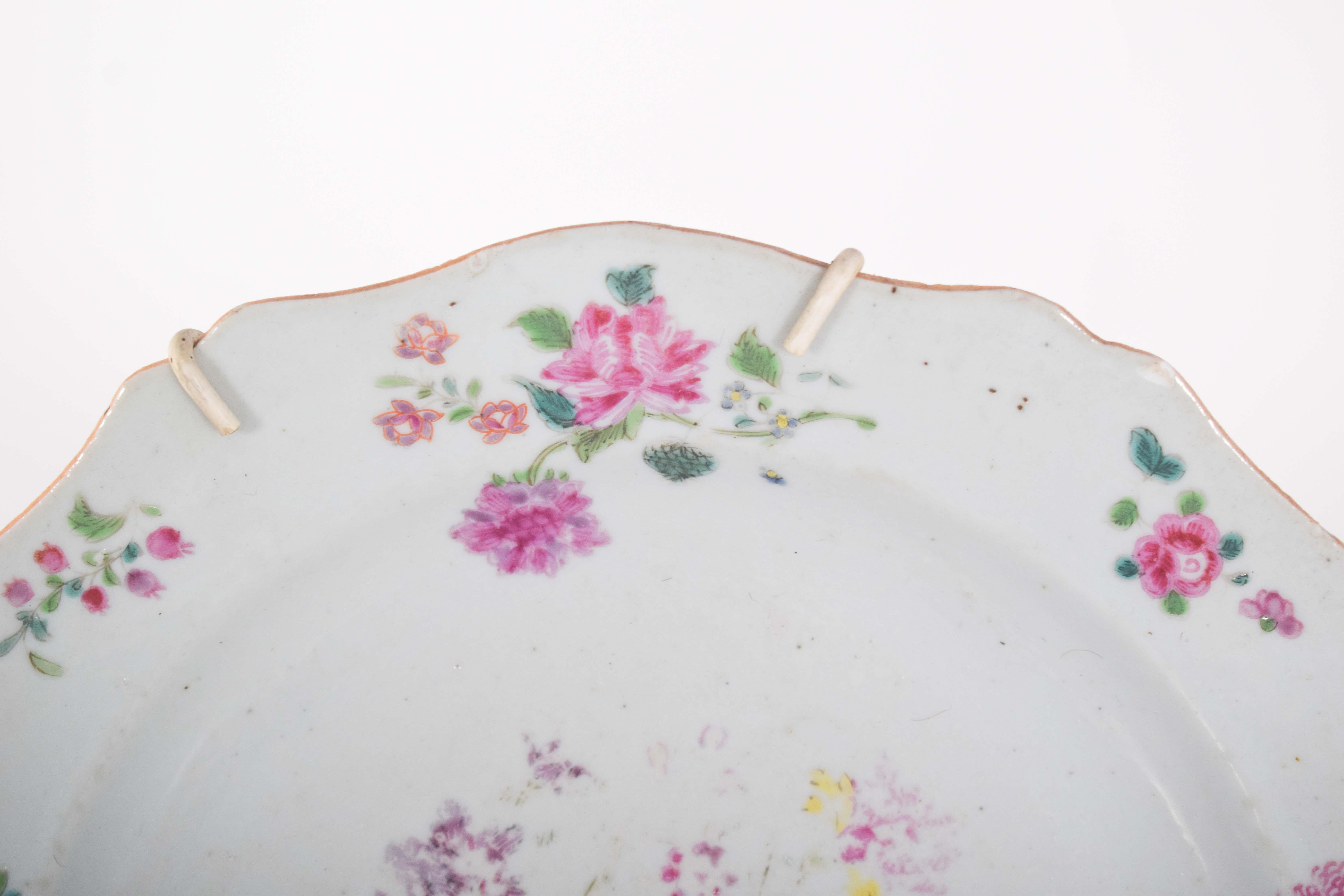 Chinese export porcelain plate, Qing Dynasty, Qianlong period (1736-1795). Polychrome decoration with flowers and fruit.
The design features delicate floral motifs, hand-painted in soft shades of pink, green, yellow and orange, reminiscent of the
