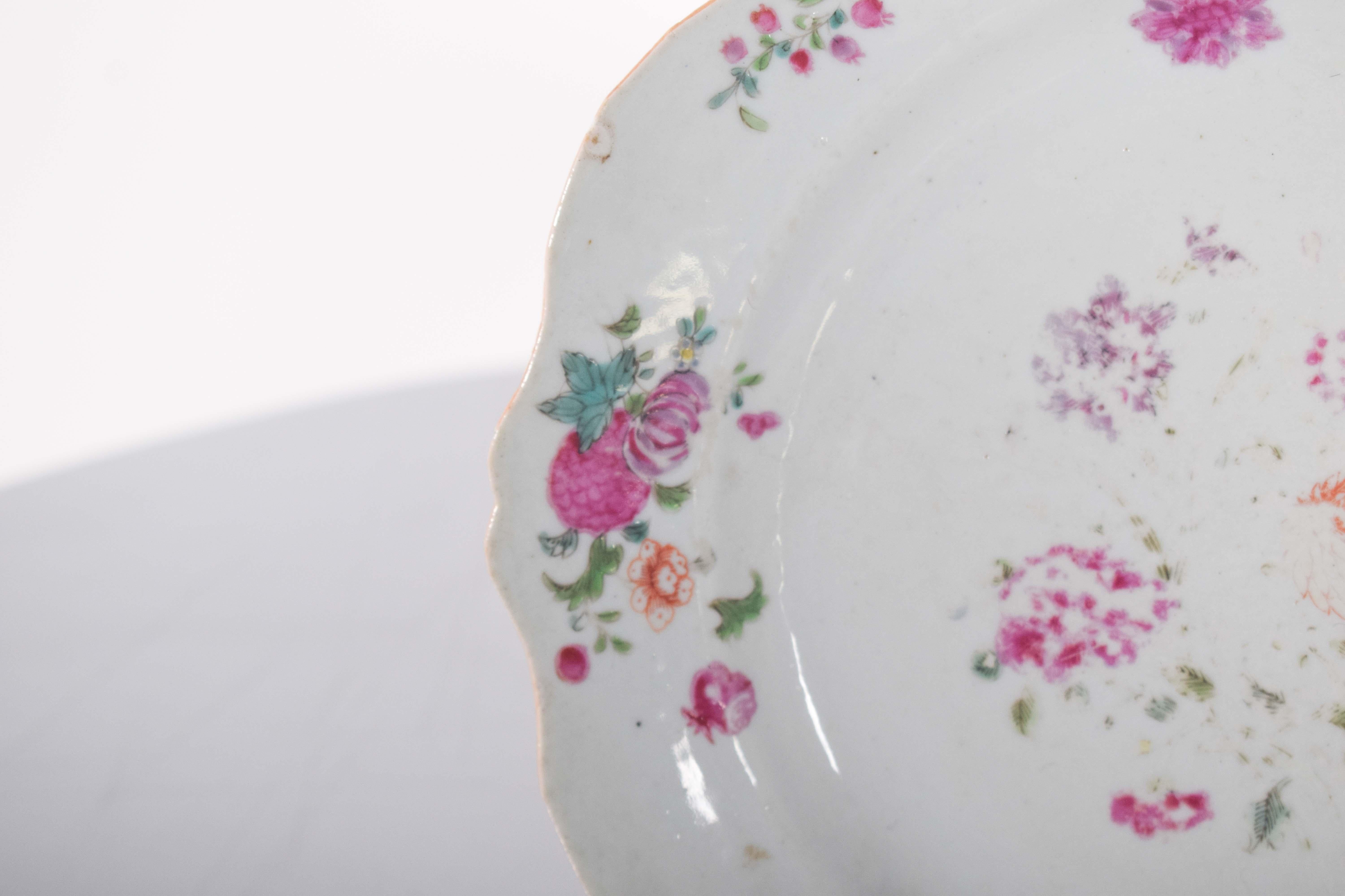 Chinese Export Porcelain Plate, Qing Dynasty In Fair Condition For Sale In Lisboa, Lisboa