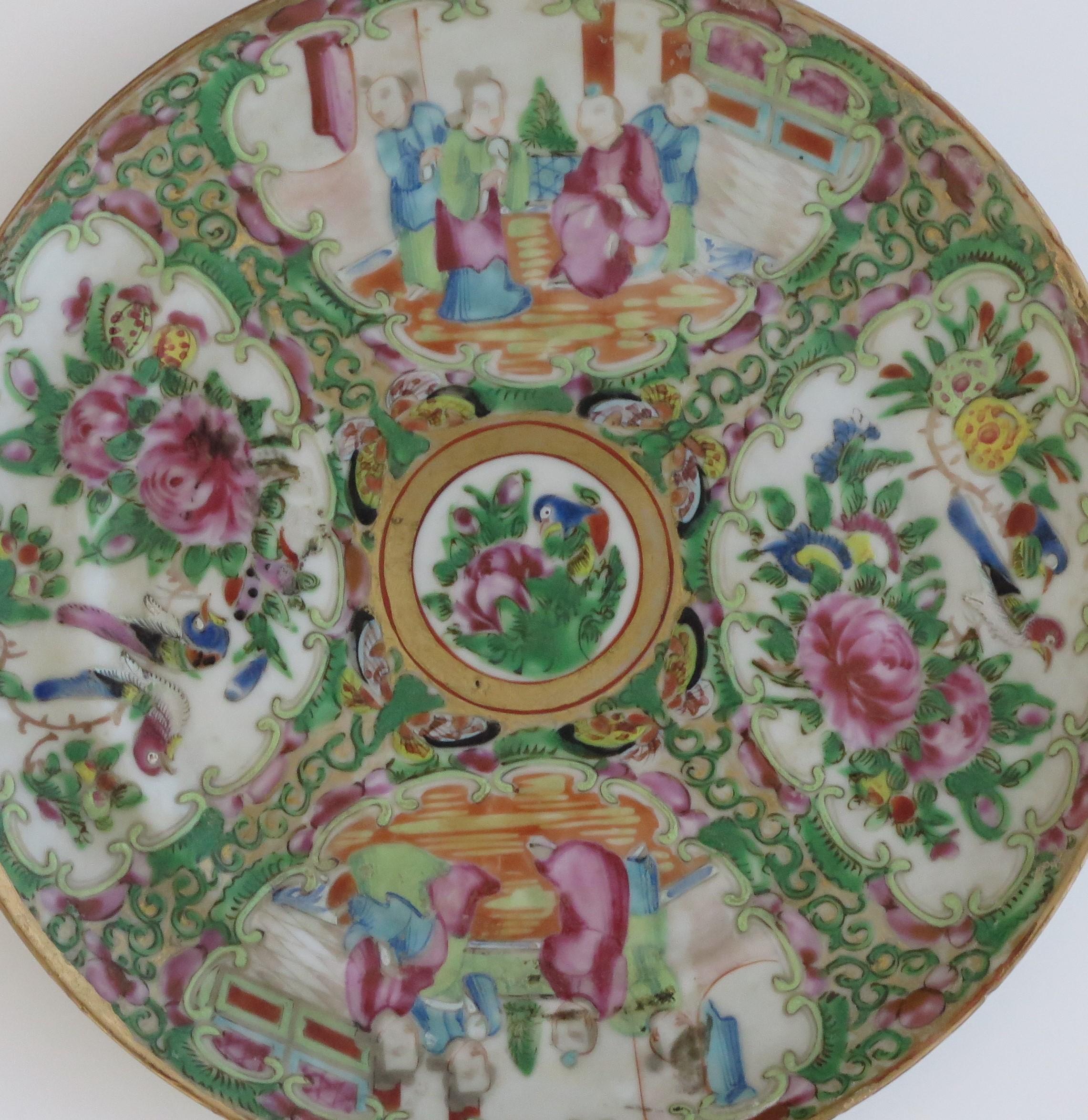 Chinesischer Export-Porzellanteller mit Rosenmedaillon, handbemalt, Qing um 1875 (Handbemalt) im Angebot