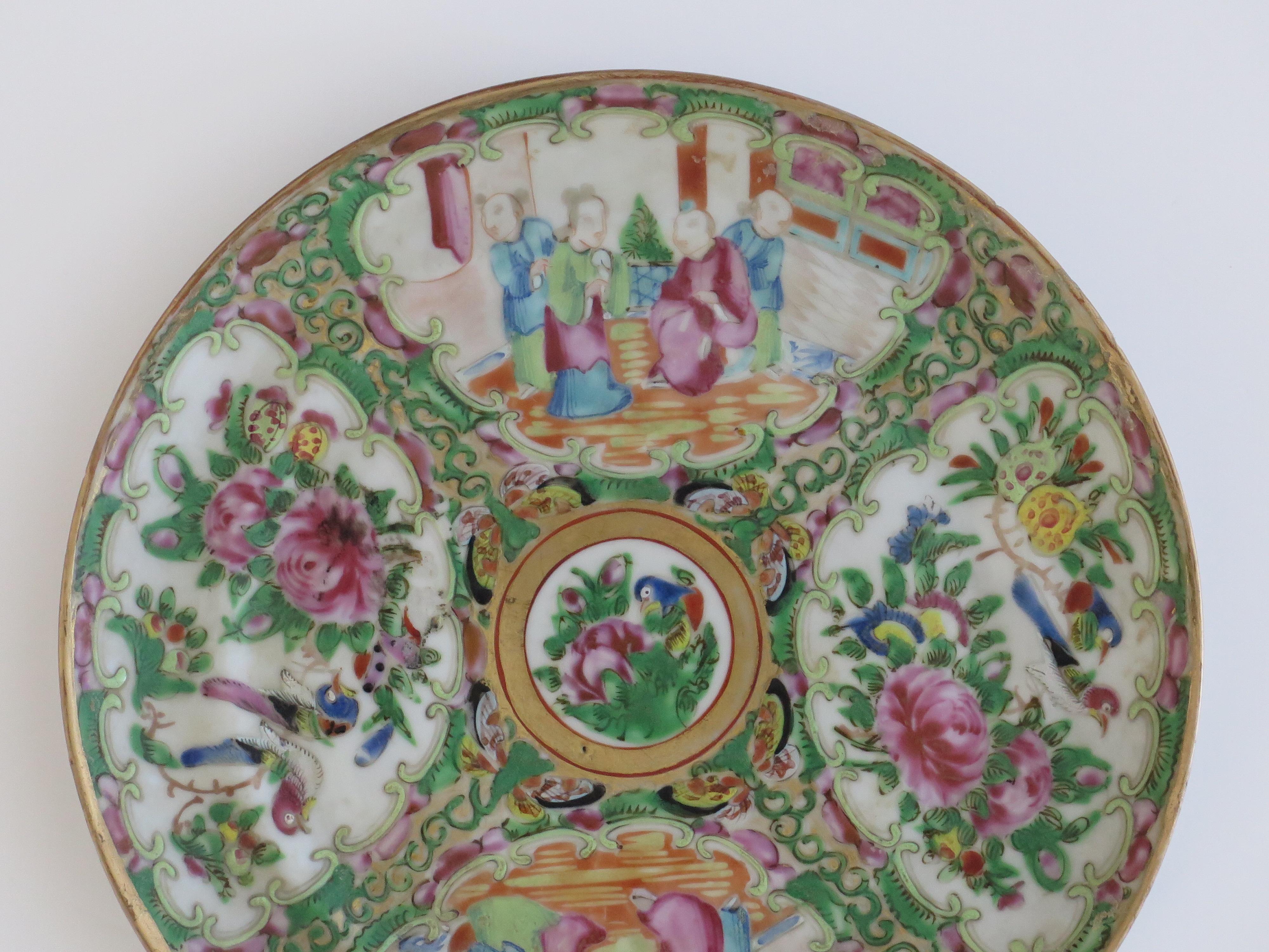 Chinesischer Export-Porzellanteller mit Rosenmedaillon, handbemalt, Qing um 1875 im Zustand „Gut“ im Angebot in Lincoln, Lincolnshire