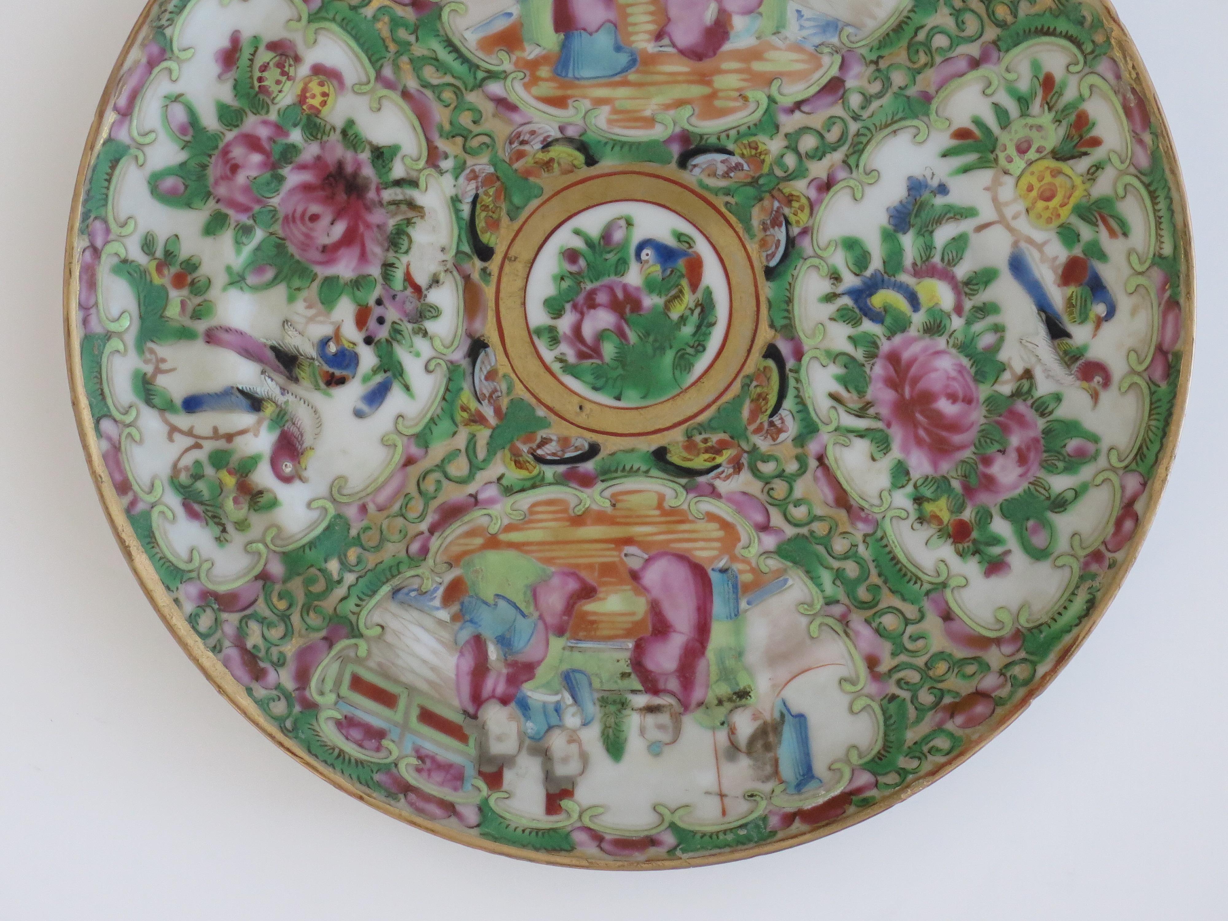 Chinesischer Export-Porzellanteller mit Rosenmedaillon, handbemalt, Qing um 1875 im Angebot 1